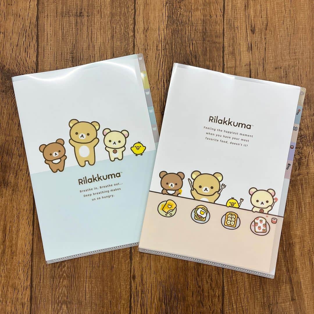 ☆期間限定リラックマ公式Instagram☆のインスタグラム：「スワイプしてね☛✨ 🍀4月下旬発売🍀  「#NEWBASICRILAKKUMA 」デザインの インデックス付きクリアホルダーのご紹介🙌  たっぷり5インデックス付きで、 大切な書類を分けて保管できます◎  裏側のデザインにもご注目👀✨ 是非チェックしてみてね♪  #NEWBASICRILAKKUMA #リラックマ20周年 #リラックマ #コリラックマ #キイロイトリ #チャイロイコグマ #かわいいものが好き #kawaii #クリアホルダー #クリアファイル #整理整頓 #rilakkuma #korilakkuma #kiiroitori #chairoikoguma」