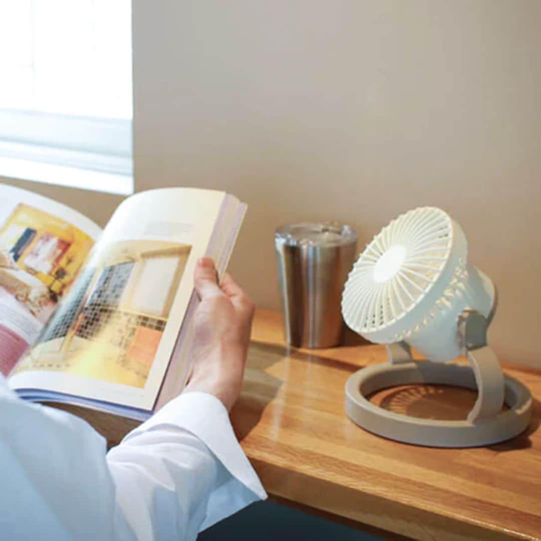 のインスタグラム：「＼＼ソロキャンパーのための扇風機／／  少しでも荷物を減らしたいと工夫されているソロキャンパーのために開発したアウトドア #扇風機 です♪  LEDライトと扇風機がコンパクトにひとつになったことで、 荷物にスペースができるので趣味の道具を持っていきやすくなります。  自分だけの時間を快適に過ごせるように、 暑さ対策・換気に必要な扇風機と夜の時間に必要な光を同時に使用することが出来ます。  扇風機とLEDライトを同時に使用する事が出来、 「置く・吊り下げる・持ち運ぶ」の方法で活用が可能です。  LEDライト部を土台にして扇風機部を立ち上げて卓上用になります。  土台には滑り止めがついているため野外でも安定して使用できます。  またLEDライトを光らせると間接照明にもなります。 テントの上やポールに吊り下げて使えば、涼みながら照明として使えます。  リモコンが付属しているので、離れていても操作が簡単です。  アウトドアだけでなく、ペットとのお散歩に、室内の換気に、スポーツ観戦時に、 屋内での卓上扇風機として、また防災用としても役立ちます。  *─────────────────────* ソロキャンプした事ある？ ある！という人は『⛺️』 をコメントして教えてくださいね！ *─────────────────────*  🛒＜SPICE of Life＞SOLO FAN 3way LEDライト付き扇風機 【商品番号】 9775271  ーーーーーーーーーーーーーーーーーーーーーーー 気になる商品は【保存】をすると、 後から見返せます♪ ーーーーーーーーーーーーーーーーーーーーーーー  @northmall_com は 「毎日の暮らしをちょっとおしゃれに、もっと楽しく。」 北欧雑貨やインテリア、ファッション、アウトドアグッズ、グルメなど… 見ているだけでワクワクするモノを常時1万アイテム以上取扱い中！ ライフスタイルに役立つ情報を皆様にお届けしています。 ぜひフォローして最新情報を受け取ってください✉️🦔  #northmall  #ノースモール  #ソロキャンプ #キャンプ #アウトドア #LEDライト #ミニ扇風機 #卓上扇風機 #熱中症」