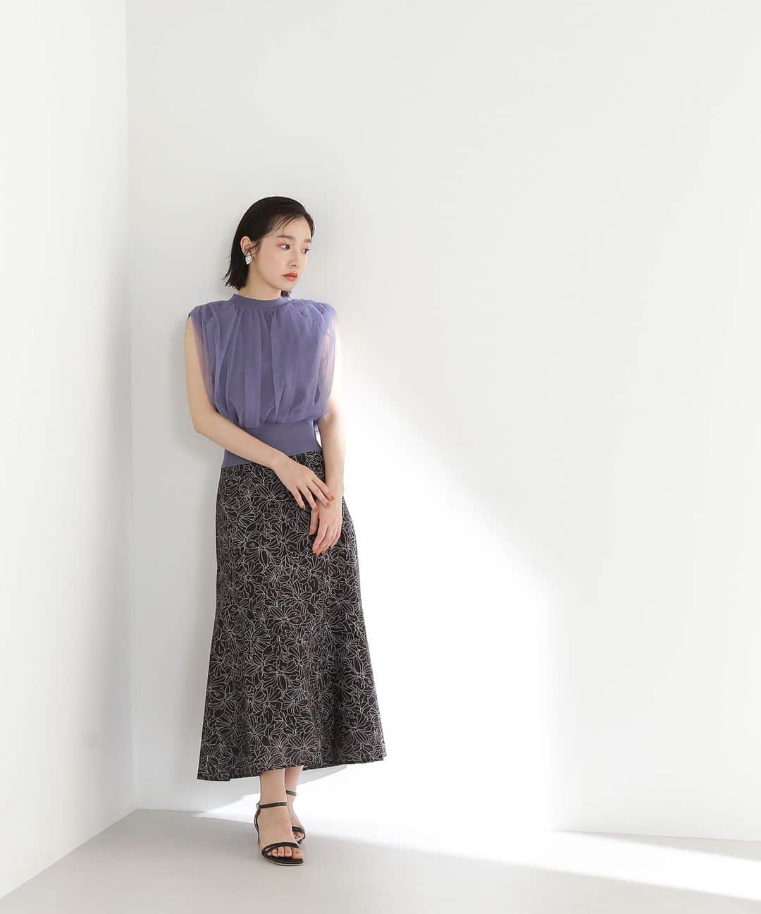 NATURAL BEAUTY BASICのインスタグラム：「2023 summer PRE ORDER.  ✔レーシーオパールマーメイドスカート ¥9,900 tax in color:チャコール/オフ/コーラルピンク size:S/M/PS #0173220652 6月中旬-下旬入荷予定  NBBオリジナルの線画のフラワープリントが 大人フェミニンな印象のマーメイドスカートは、 オパール加工を施したこだわりの１枚。  存在感がありながら、レーススカートのような ほど良い透け感と軽さがあり、 これからの季節にぴったりなスカートです。 ハイウエストのデザインと、 緩やかに広がるフレアマーメイドシルエットが 美シルエットを叶えてくれるのも嬉しいポイント。  #サマーニット #レーススカート #マーメイドスカート #花柄スカート#夏先取り #夏コーデ #初夏 #お出かけコーデ #カジュアルコーデ  #オフィスコーデ #オフィスカジュアル #通勤コーデ #大人可愛い #カラーコーデ #着回しコーデ #きれいめカジュアル #大人カジュアル #ベーシックコーデ #ベーシック #ナチュラルコーデ #トレンドスタイル #シンプルコーデ #ナチュラルビューティーベーシック #naturalbeautybasic」