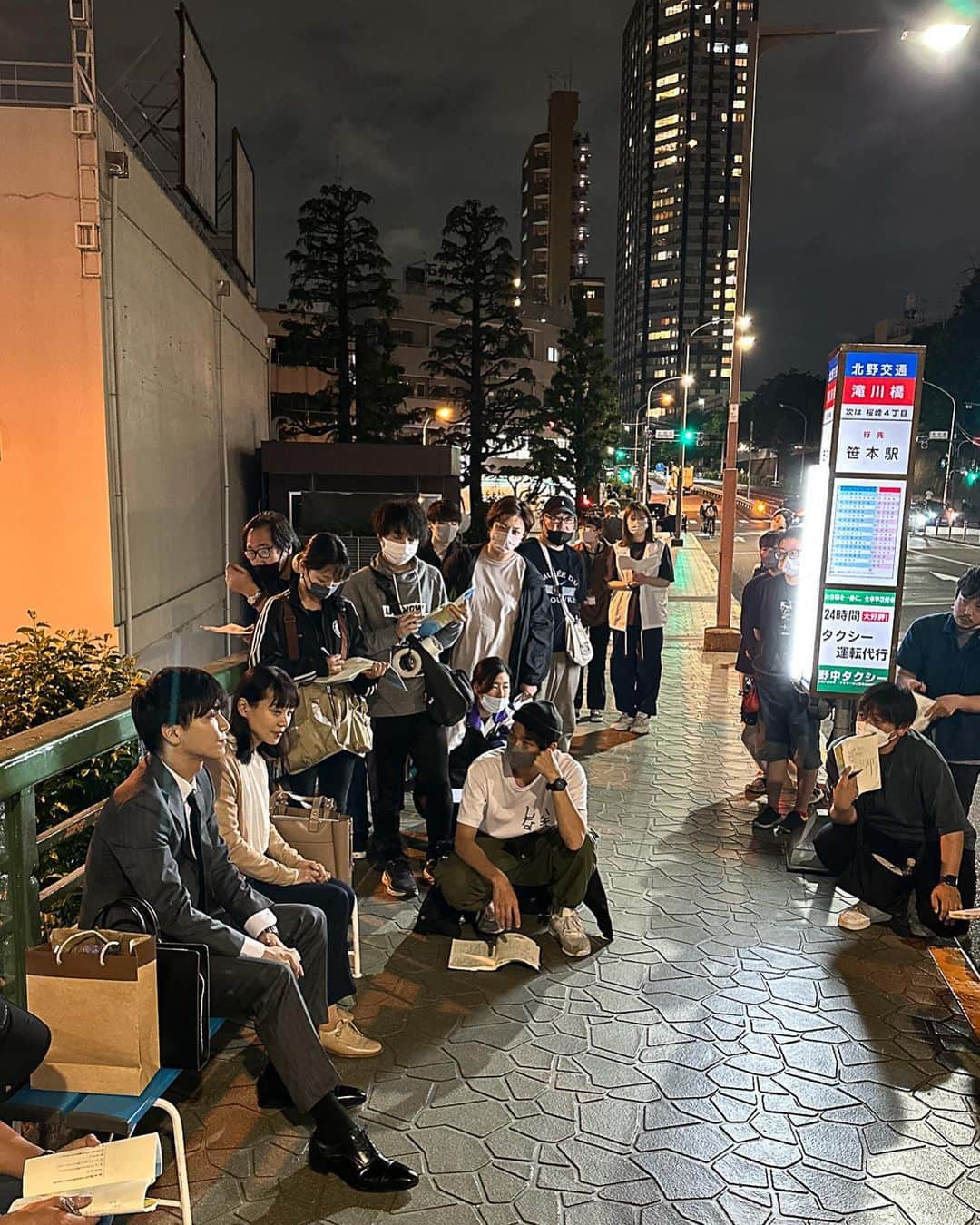 あなたがしてくれなくてものインスタグラム：「． 🫧 #あなたがしてくれなくても 🫧  ９話から バス停でのメイキング写真を✨  こちらは惜しくも 本編では使われなかったナンバープレート  数字の意味に 皆さんはお気づきでしょうか…❔  📣 ９話の #TVer 見逃し無料配信は 　　次回放送まで！ 　　まだの方ももう一度見たい方も 　　お見逃しなく👀✨ 📺 １〜３話も変わらず無料配信中 　　プロフィール欄のリンクからチェック！」