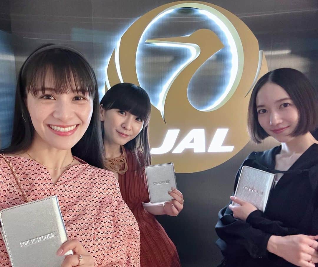 Perfumeさんのインスタグラム写真 - (PerfumeInstagram)「「Primavera Sound 2023」 「Perfume LIVE 2023 "CODE OF PERFUME"」 SNSやライブ・ビューイング・生配信での 応援ありがとうございました💐  メンバーの日本発着便は JALで移動させていただきました✈️  このあとライブ写真も続々と公開予定🤭 お楽しみに👏🏻  Thank you JAPAN AIRLINES for your support for Perfume LIVE 2023 "CODE OF PERFUME”! @japanairlines_jal  Stay tuned for more photos that captured unforgettable moments coming soon!  #JAL #prfm」6月13日 18時00分 - prfm_official