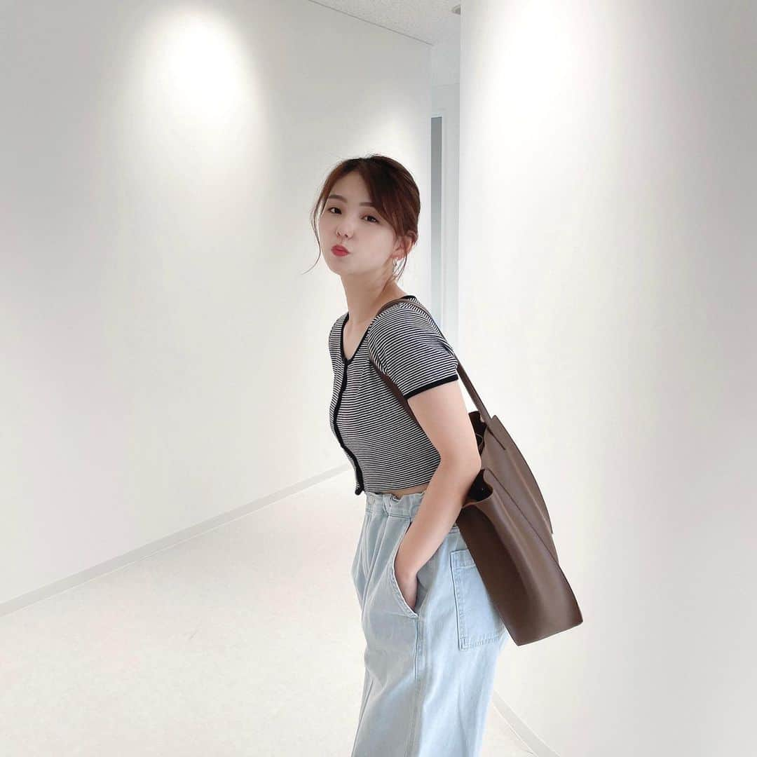 きりんさんのインスタグラム写真 - (きりんInstagram)「SHEIN クーポンコード：kirin0229  ㅤ ㅤ ㅤ ㅤ tops ▷ WEGO @wego_official . @wego_webstore  bottoms ▷ WEGO @wego_official . @wego_webstore  bag ▷ florist @florge_by_florist  shoes ▷ SHEIN @shein_japan  ㅤ ㅤ  ラフに外出した日🤍🤍 ㅤ トップスもボトムもWEGOのでWEGOコーデになってたの 画像編集するまで気づかなかった！w ㅤ ㅤ ㅤ ㅤ ストラップサンダルほしいとおもって SHEIN探してたらちゃんとあった！  6/30まで使えるクーポンもらったよ！ お買い物楽しんでね！  クーポンコード：kirin0229  お買い上げ金額1～5,999円まではセール価格より15%OFF 6,000円以上は20%OFF  ㅤ  @wego_official  @wego_webstore  @shoplist_official  @zozotown  #wego #ウィゴー #Tシャツコーデ #SHEINコーデ #shein購入品 #ゆるコーデ #ストラップサンダル #ビッグシルエット #デニムコーデ  #プチプラコーデ #プチプラコーデママファッション  #ママ #ママコーデ #ママファッション」6月13日 18時00分 - kirin_sh0229