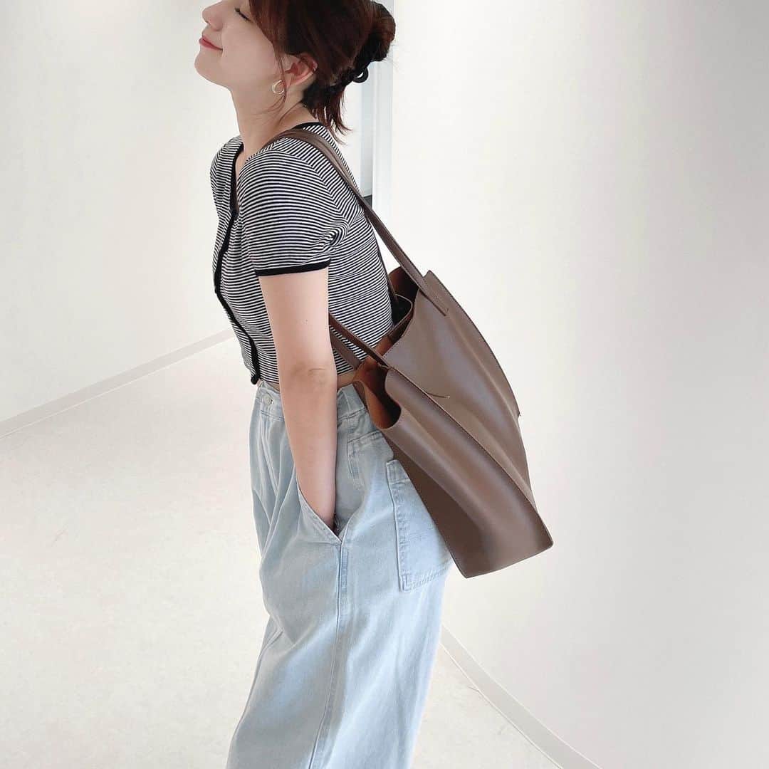 きりんのインスタグラム：「SHEIN クーポンコード：kirin0229  ㅤ ㅤ ㅤ ㅤ tops ▷ WEGO @wego_official . @wego_webstore  bottoms ▷ WEGO @wego_official . @wego_webstore  bag ▷ florist @florge_by_florist  shoes ▷ SHEIN @shein_japan  ㅤ ㅤ  ラフに外出した日🤍🤍 ㅤ トップスもボトムもWEGOのでWEGOコーデになってたの 画像編集するまで気づかなかった！w ㅤ ㅤ ㅤ ㅤ ストラップサンダルほしいとおもって SHEIN探してたらちゃんとあった！  6/30まで使えるクーポンもらったよ！ お買い物楽しんでね！  クーポンコード：kirin0229  お買い上げ金額1～5,999円まではセール価格より15%OFF 6,000円以上は20%OFF  ㅤ  @wego_official  @wego_webstore  @shoplist_official  @zozotown  #wego #ウィゴー #Tシャツコーデ #SHEINコーデ #shein購入品 #ゆるコーデ #ストラップサンダル #ビッグシルエット #デニムコーデ  #プチプラコーデ #プチプラコーデママファッション  #ママ #ママコーデ #ママファッション」