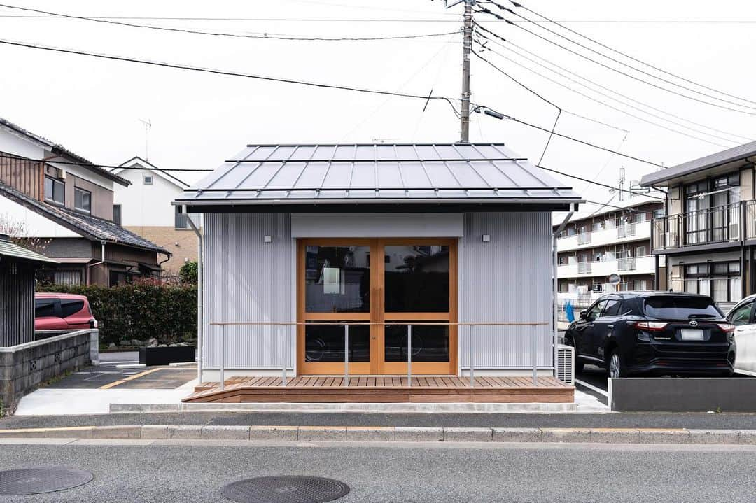 岡庭建設株式会社のインスタグラム：「西武池袋線［ひばりヶ丘駅］から徒歩10分。  西東京市の街の自転車屋 『#ひばりサイクル 』さん🚲  @hibaricycle   当社で店舗の設計施工を お任せいただきました。(2019年竣工)  カッコい〜いママチャリや子供用自転車などなど‥ オシャレで機能性の高い自転車が取り揃えられております👍  西東京市にお住まいの方、 クールな自転車をお探しの方、 是非ご利用ください〜🚲🚲  《ひばりサイクル》 〒202-0005 西東京市市住吉町3-18-19 https://hibari-cycle.com  ･････････････････････････････････   《みんなでつくるいえ、みんなでまもるいえ。》  #東京都 #西東京市 の地域工務店、岡庭建設です。  資料請求・お問い合わせ先は プロフィールのURLからどうぞ📩 ▶︎ @okaniwastyle   施工事例や住まい手さまの暮らしぶりが見れます📷 ▶︎ #岡庭建設 #okaniwastyle   リノベーションのご相談はこちら🏠 ▶︎ @okaniwa_reform_koubou   ･････････････････････････････････   #注文住宅 #分譲住宅 #家づくり#大工 #職人  #パッシブデザイン #自然素材の家 #無垢材  #木の家 #木造住宅 #自然素材 #無垢床  #新築注文住宅 #新築一戸建て #マイホーム計画   #architecture #工務店探し #工務店でお家作り  #工務店で建てる家 #工務店選び  #店舗デザイン #店舗設計 #自転車のある生活  #japanesehouse #facadedesign」