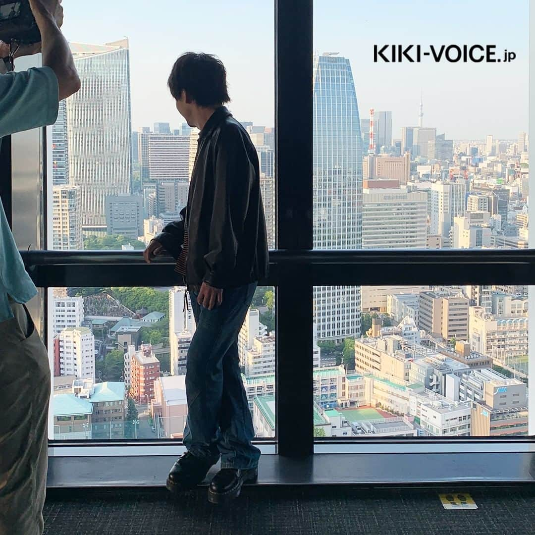 VOICE Newtypeさんのインスタグラム写真 - (VOICE NewtypeInstagram)「・ 「ボイスニュータイプ」のWEBサイト[KIKI]で連載中「#千葉翔也のバッチリしようや」 本日はスタッフが撮影したReading.81のオフショットを公開📸  .  #東京タワー 🗼から #夕陽 と #ビル群 を眺める千葉さん🌇 この #景色 を見て何を思うのでしょうか…。 #動画 & #チェキ プレゼントもお見逃しなく🎶  .  プロフィールのURLからKIKIにアクセス▶＠voice_newtype  連載記事は「Journal 連載」のバナーからチェックできます🥰  ▼記事URL https://kiki-voice.jp/journal/1649  .  #千葉翔也 #バッチリしようや #ボイスニュータイプ #voicenewtype #KIKIVOICEJP」6月13日 18時09分 - voice_newtype