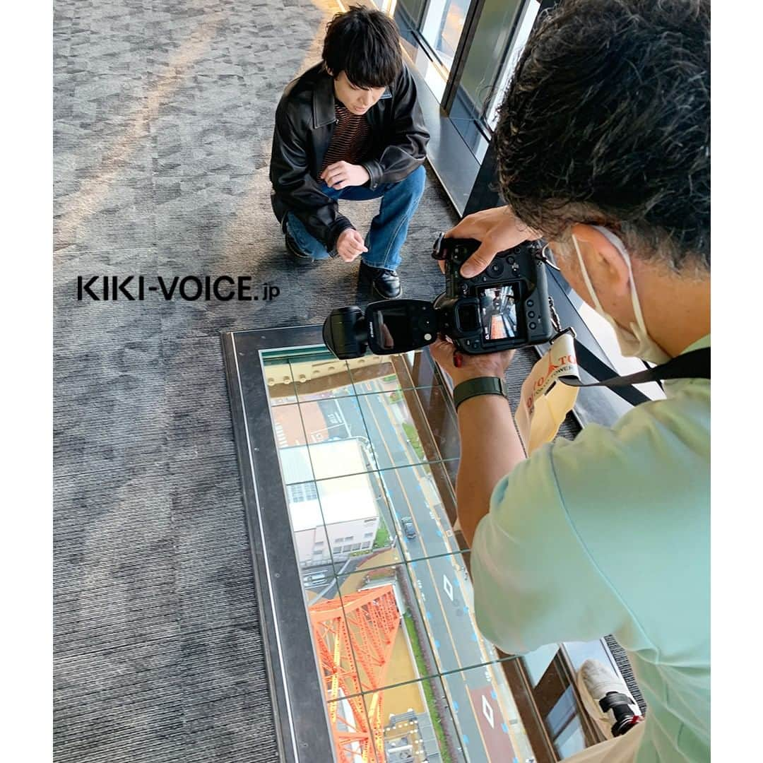 VOICE Newtypeさんのインスタグラム写真 - (VOICE NewtypeInstagram)「・ 「ボイスニュータイプ」のWEBサイト[KIKI]で連載中「#千葉翔也のバッチリしようや」 本日はスタッフが撮影したReading.81のオフショットを公開📸  .  #東京タワー 🗼から #夕陽 と #ビル群 を眺める千葉さん🌇 この #景色 を見て何を思うのでしょうか…。 #動画 & #チェキ プレゼントもお見逃しなく🎶  .  プロフィールのURLからKIKIにアクセス▶＠voice_newtype  連載記事は「Journal 連載」のバナーからチェックできます🥰  ▼記事URL https://kiki-voice.jp/journal/1649  .  #千葉翔也 #バッチリしようや #ボイスニュータイプ #voicenewtype #KIKIVOICEJP」6月13日 18時09分 - voice_newtype