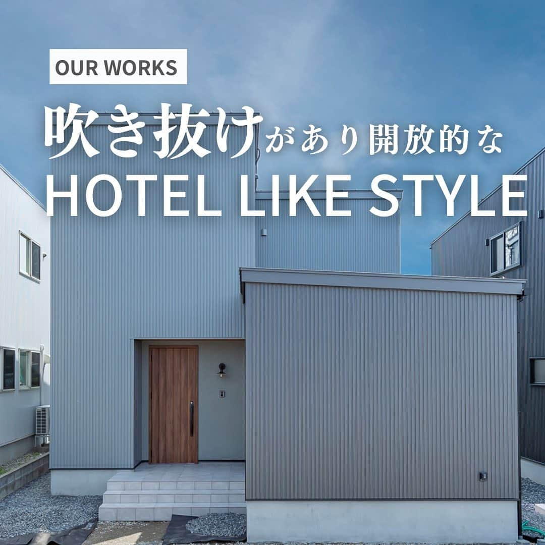 Lovin'LIFE(メゾンデザイン工房)のインスタグラム：「. 吹き抜けがあり開放的な HOTEL LIKE STYLE のお住まいをご紹介します💁🏻‍♀️✨  ホワイト•グレーを基調としたお住まい🤍  リビングの吹き抜けが開放感を演出します  洗面の壁のタイルデザイン スイッチや照明など 細部までこだわりを詰め込んだステキなお住まいです☘️  ぜひお家づくりのご参考にしてください🏠  @maison_design4758 👈その他の投稿はこちらから ----------------------------------------------- #メゾンデザイン工房 は「友人のための家づくり」をモットーにお家づくりをしています🏠  最高のお家を彩るのはインテリアショップ #ラヴィンライフ ♪  個性豊かで味のあるアメリカンヴィンテージテイストの家具•雑貨•照明揃うLovin’LIFEがインテリアコーディネートいたします✨  メゾンデザイン工房×Lovin’LIFEコラボ住宅は ヴィンテージライフ・カリフォルニアライフ・ブルックリンライフ・シンプルライフ の４スタイルをご用意しております。 皆さまお気に入りの【ライフ】を見つけてください👀💕  新築だけでなく、 リフォームやリノベーションのお手伝いもさせていただきます⛏  スタッフ一同、皆さまのお越しを心よりお待ちしております😊 -----------------------------------------------  #注文住宅 #施工事例 #ホテルライクスタイル #ホテルのような暮らし #シンプルスタイル  #マイホーム計画 #タイルデザイン   #福井新築 #福井マイホーム #福井注文住宅 #福井工務店 #福井家づくり #福井デザイン住宅 #福井リノベーション #福井インテリア #福井家具 #福井雑貨 #福井diy」