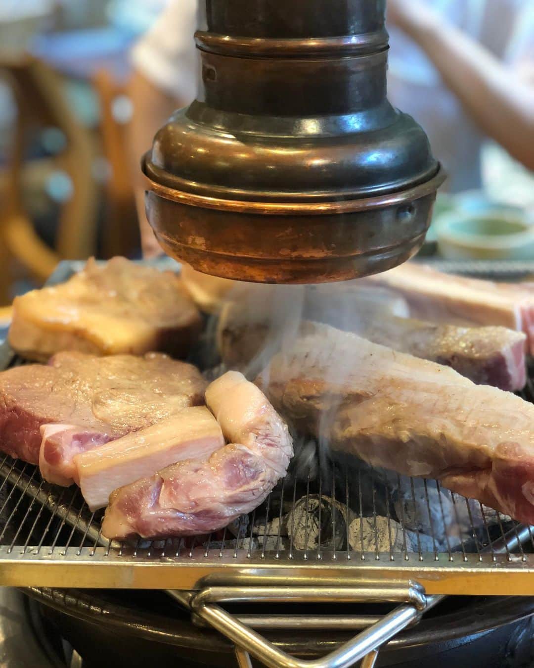 YUUKIさんのインスタグラム写真 - (YUUKIInstagram)「🇰🇷 初めての韓国旅行は 会社の視察兼ねての社員旅行✈️♡  も〜噂通り✨ 何を食べてもほんと美味しい🤤‼︎  定番のサムギョプサルも😆塊のお肉からジュウっと🍖 細麺の水冷麺も、韓牛焼肉も想像以上の美味しさ🩵  鶏や牛のスープがあっさりで 優しいんだぁぁ😋✨  マッコリと共に〜  #seoul #korea #travel #foodie #foodstagram #koreanfood #photooftheday #ootd #photography #韓国旅行 #ソウル旅行 #韓国グルメ #韓牛 #水冷麺 #屋台グルメ #東大門市場 #明洞餃子 #マンドゥ#ケランパン」6月13日 18時07分 - yuuki_._official