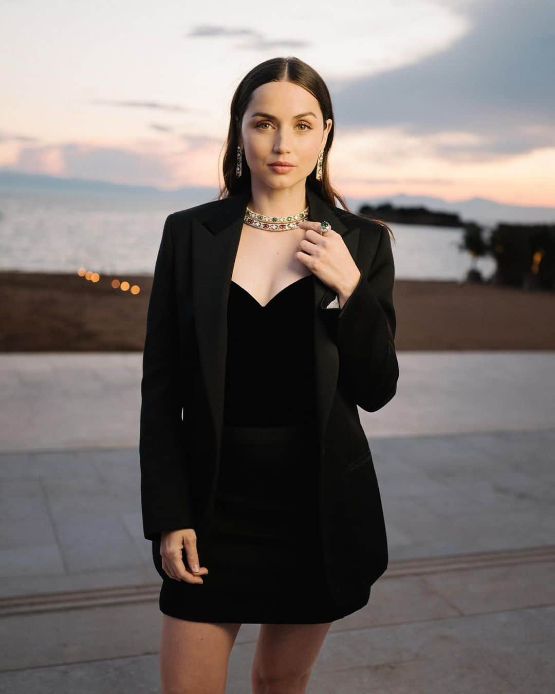 アナ・デ・アルマスのインスタグラム：「Last night celebrating @louisvuitton ‘s new high jewelry collection designed by @francescaamfitheatrof」
