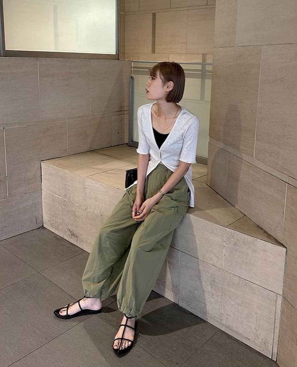 Ungrid staff snapのインスタグラム：「全色揃って再入荷中！ どのカラーで夏コーデを楽しみたい？☀️  @anna_yoshimoto_ 164cm @ami_fujino_ 155cm @suzuka_akimoto_ 155cm  #ナイロン混ミリタリールーズパンツ ¥13,200(tax in) オフホワイト/ピンク/カーキ  スタッフからも人気の高いミリタリーパンツ❤️‍🔥 usedライクな雰囲気がカジュアルで、ステッチや仕様など細部にまでミリタリーなムードを再現！ 裾にドロストが付いているので、自分好みのシルエットが楽しめるのも嬉しい😌  ___________________________________ 下記 アカウントTOPページリンクより 各サイトをご覧下さい🔗  RUNWAY channel▶︎ @ungrid_official ZOZOTOWN▶︎ @ungrid_staffsnap  #ungrid #ungrid_official #runwaychannel #zozotown #ungrid_staffsnap #snap #ファッションスナップ #coordinate #code #ootd #コーデ #コーディネート #今日の服 #今日のコーデ #大人カジュアル #カジュアル #カジュアルコーデ #アングリッドコーデ #ミリタリー #ミリタリーコーデ #ミリタリースタイル」