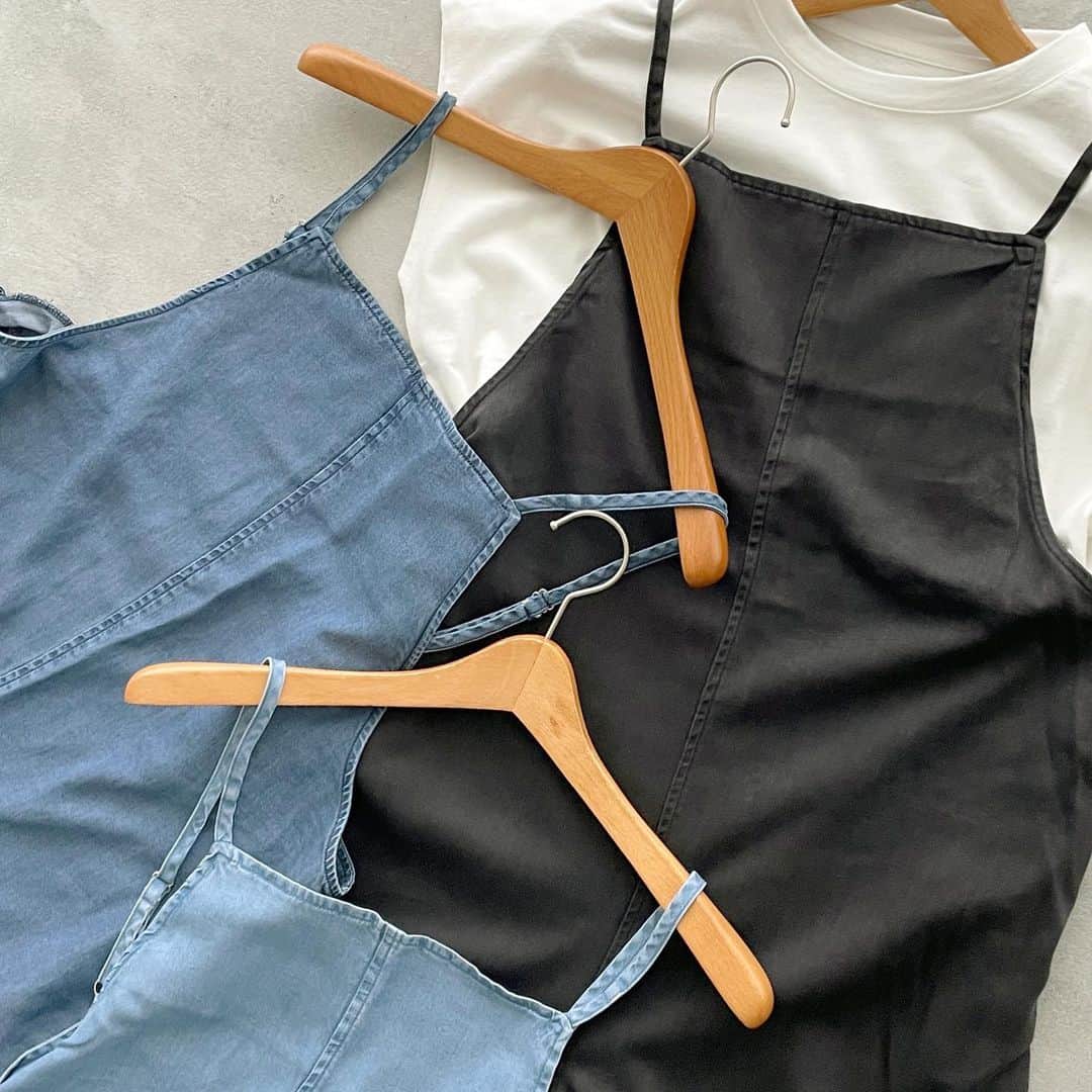 Lugnoncure（ルノンキュール）さんのインスタグラム写真 - (Lugnoncure（ルノンキュール）Instagram)「【Recommend Item】 ひんやり、ツルツルとした肌触りが魅力の レーヨン素材を使用したデニムサロペット。 ⁡ シンプルなTシャツをインナーに、 長めの丈感をゆるっと着こなして 大人のリラックススタイルを表現します。 ⁡ ⁡ #salopette ¥6,490(tax incl.) _No.1407076 navy/blue/black ⁡ ⁡ ※オンラインショップにも順次入荷いたします。 ⁡ ※商品画像は、撮影環境やご利用のPC・スマートフォンのモニター環境などにより実物と色味に差異がある場合がございます。 ⁡ ⁡ ⁡ #lugnoncure #ルノンキュール #オフコーデ #オフスタイル #休日コーデ #大人カジュアル #大人カジュアルコーデ #カジュアルコーデ #ナチュラルファッション #リラックスコーデ #デニムサロペット #サロペット #レーヨン素材 #2023ss #summer #canshopig」6月13日 18時15分 - lugnoncure