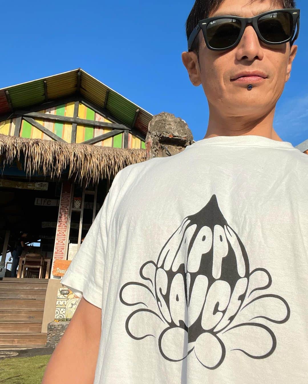 伊勢谷友介のインスタグラム：「僕の作ったTシャツの気分がピッタリな日々。 そして、新しいWorriorsのタッパーが調子良いです。 フロントジップを開けた時、チラリと見えるロゴがポイント。  Beautiful Days in Bali. I got a lots of Happy sauce from every where. Off course, If I see deeply about society, There is so mach bad taste sauce everywhere.  #waveworriors  #happy sauce #deepaxx  #balisurf  #bali」