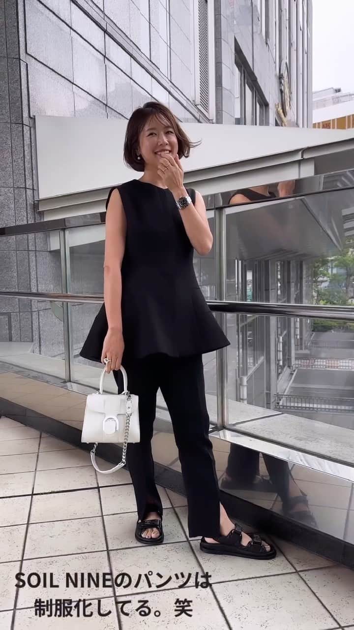 のインスタグラム：「他のコーデはこちらから→ @sa_youu  Black Coordinate🖤 ジレはレイヤードコーデも可愛いけれど、潔くノースリで着たかったアイテム🥰二の腕鍛えなきゃな…  jilet @arpege_story  pants @soil_nine  Bag @delvaux  Sandal  @chanelofficial   -------------------------------------- 162cm / 骨格ウェーブ /イエベ秋 \明日から真似できる！/ アラフォーの簡単シンプルコーデを発信！ お得情報はストーリーから🙈 -------------------------------------- #30代コーデ #イエベ #イエベ秋#30代ファッション #骨格ウェーブ #大人カジュアル #きれいめカジュアル #シンプルコーデ#大人コーディネート#夏コーデ」