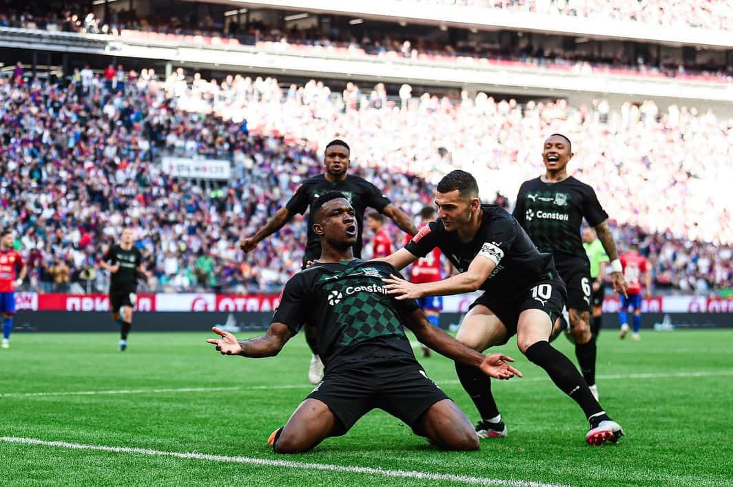 ジョン・コルドバさんのインスタグラム写真 - (ジョン・コルドバInstagram)「Orgulloso de este equipo!!! y a ustedes fans gracias por el apoyo fue increíble  @fckrasnodar 💚💚💚」6月13日 18時17分 - jhoncordoba9