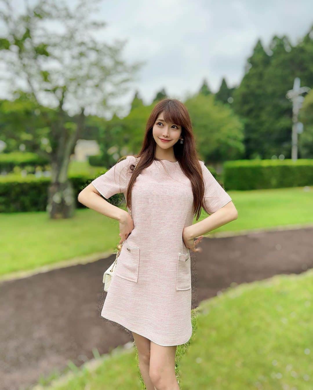 MAYUさんのインスタグラム写真 - (MAYUInstagram)「. とっても色味がかわいいサマーツイードワンピ🌸🌷🎀🤍 こういう柔らかいカラーだいすき☺︎ @selectshop.enrich  . ポッケのところにはさりげなく ハートがついてるのもかわいいの🤭🤍 . . #ootd#fashion#dress#onepiece#enrich#ツイード#ツイードワンピース」6月13日 18時28分 - mayu.kina_golf