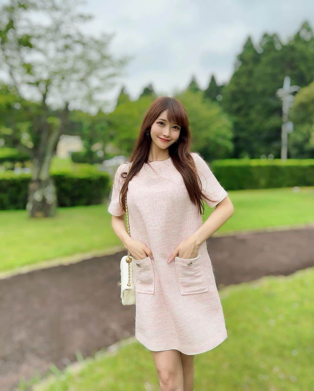 MAYUさんのインスタグラム写真 - (MAYUInstagram)「. とっても色味がかわいいサマーツイードワンピ🌸🌷🎀🤍 こういう柔らかいカラーだいすき☺︎ @selectshop.enrich  . ポッケのところにはさりげなく ハートがついてるのもかわいいの🤭🤍 . . #ootd#fashion#dress#onepiece#enrich#ツイード#ツイードワンピース」6月13日 18時28分 - mayu.kina_golf
