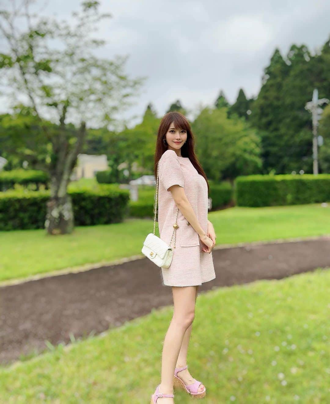 MAYUさんのインスタグラム写真 - (MAYUInstagram)「. とっても色味がかわいいサマーツイードワンピ🌸🌷🎀🤍 こういう柔らかいカラーだいすき☺︎ @selectshop.enrich  . ポッケのところにはさりげなく ハートがついてるのもかわいいの🤭🤍 . . #ootd#fashion#dress#onepiece#enrich#ツイード#ツイードワンピース」6月13日 18時28分 - mayu.kina_golf