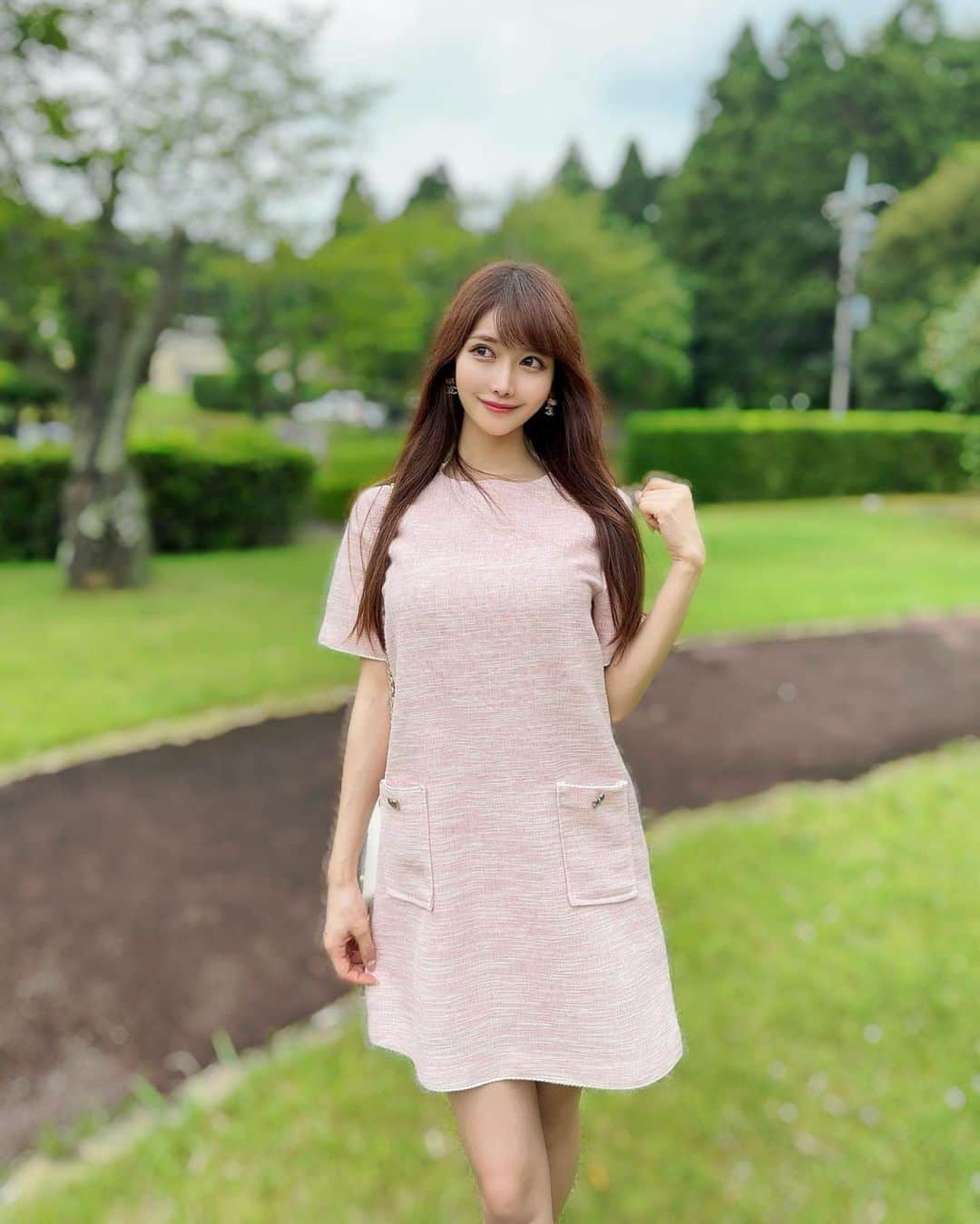 MAYUさんのインスタグラム写真 - (MAYUInstagram)「. とっても色味がかわいいサマーツイードワンピ🌸🌷🎀🤍 こういう柔らかいカラーだいすき☺︎ @selectshop.enrich  . ポッケのところにはさりげなく ハートがついてるのもかわいいの🤭🤍 . . #ootd#fashion#dress#onepiece#enrich#ツイード#ツイードワンピース」6月13日 18時28分 - mayu.kina_golf