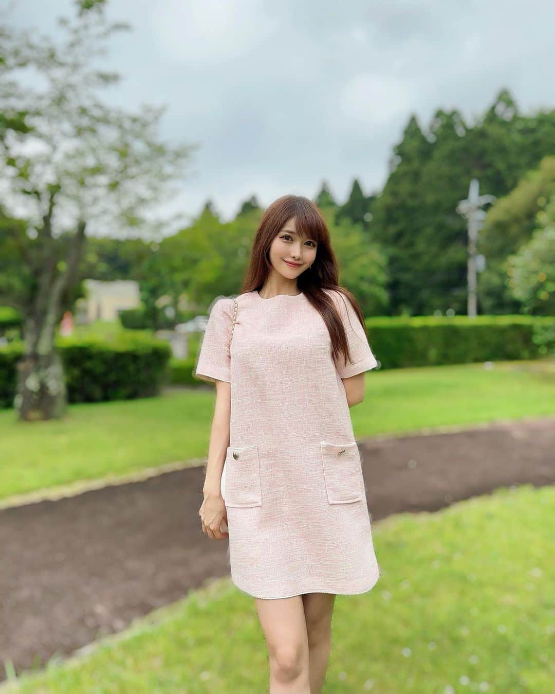 MAYUさんのインスタグラム写真 - (MAYUInstagram)「. とっても色味がかわいいサマーツイードワンピ🌸🌷🎀🤍 こういう柔らかいカラーだいすき☺︎ @selectshop.enrich  . ポッケのところにはさりげなく ハートがついてるのもかわいいの🤭🤍 . . #ootd#fashion#dress#onepiece#enrich#ツイード#ツイードワンピース」6月13日 18時28分 - mayu.kina_golf