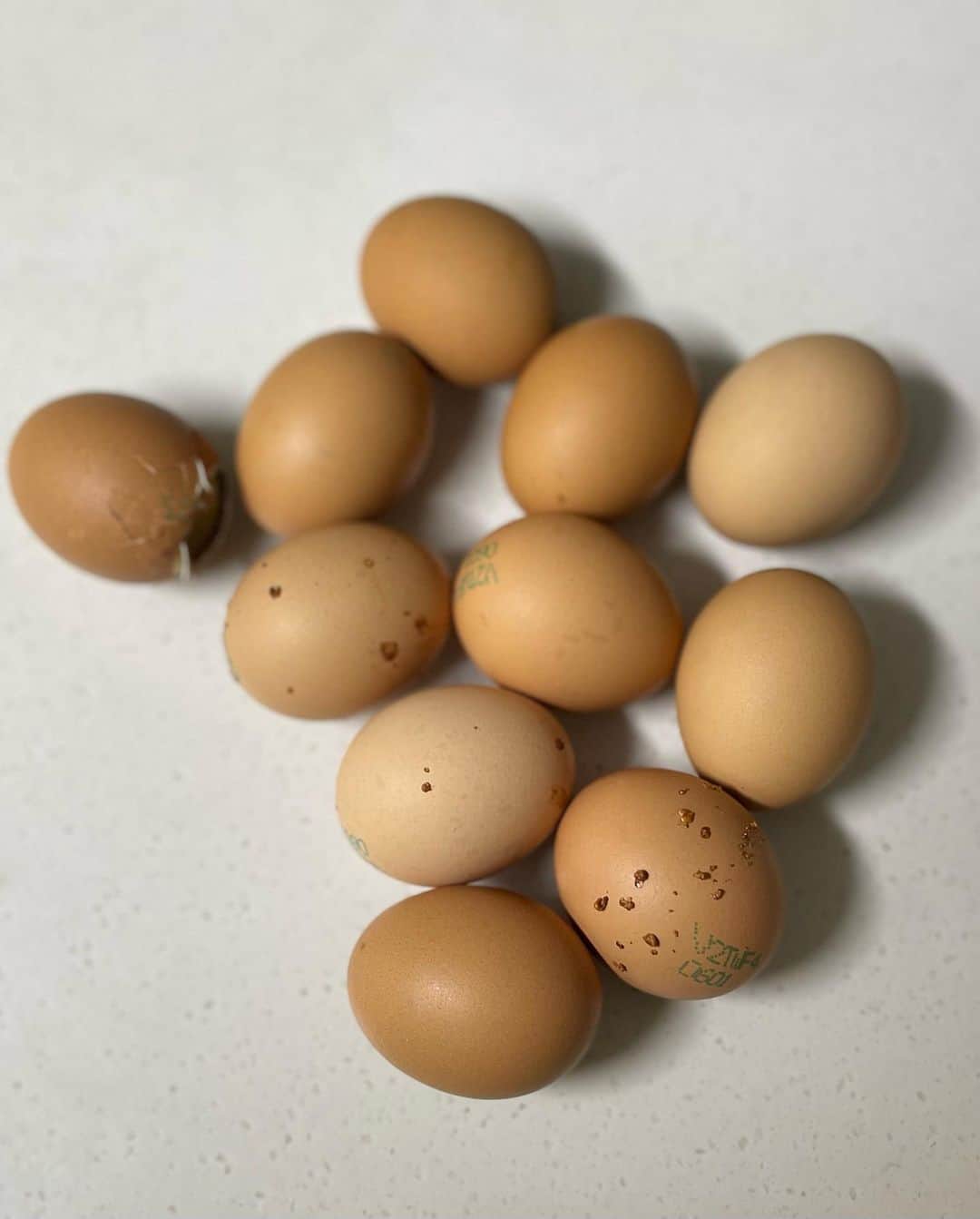 Areum Jungさんのインスタグラム写真 - (Areum JungInstagram)「❤I cooked  baked egg !!!   ❤️에어프라이어로 구운 달걀 만들기   오늘은 매우 간단하지만 많은 분들에게 도움이 될 수 있는 팁, 에프로 구운 달걀 만들기입니다. 오픈하기 전에 대기자가 너무 많아서 상담진행도 조금 어려운 상황인 W2 뉴트리션의 대부분의 멤버들이 바쁜 일상에서 번거로운 요리나 음식을 하거나 싸서 다니기 불가능한 경우가 많기 때문에 우선 그런 분들을 위해 개인별로 다 드릴 수 없어서 ^^;; 포스팅합니다.   전 해보고 구운 달걀 밖에서 사먹으면 정말 돈이 개아깝겠다는 생각이 강렬하게 들었습니다.  요리라고 하기엔 상당히 민망하지만 나가서 사먹으면 최소 3알에 2000원 정도는 들죠.    구운 달걀은 이렇듯 돈이 굳고 일반 삶은 달걀보다 보관도 오래 할 수 있으면서 가지고 다닐때도 물기가 없어 편리해요. 질척거리면 상하기도 쉽죠.  만드는 과정도 달걀 삶는 것보다 어렵지 않은데 자주하시는 분들은 아시겠지만 삶은 달걀은 시간 맞추기도 짜증나고(반숙의 경우) 껍질이 안까지면 상당히 빡칩니다. 패고 싶지만 때릴 곳이 없는 그런 ... 기분??? 그러나 에프에 구운 달걀은 그냥 시간 맞춰 넣어두고 다 되면 식히면 됨. 껍질 홀랑 까짐. 여러모로 시간을 아껴쓰는 자들에겐 안성맞춤.   심플한 끼니 구성은 달걀 2-3알(평균2알)에 방토, 스틱채소(무르지않는 종류)를 싸서 나가면 끝. 여기에 저는 소금대신 오일과 된장을 추천해드리고 있고 다들 그렇게 싸서 다닌다는 ^^;;  소금보다 맛있고 발효의 과학이 여러 가지 이점을 주기 때문이에요. 이에 대해서는 다음 번에 자세히.   취향에 따라 노른자의 익힘만 선택하시길!!   - 달걀, 손, 눈, 뇌, 에프만 있으면 가능한 구운 달걀 -   *각 가정마마 에프의 성능이 달라서 완벽한 정답일 수 없지만 포인트는 저온에서 오래 조리하면 된다는 것.   달걀을 준비, 상온에 최소 1시간 이상, 차가운 달걀은 터질 수 있습니다.  소금(천일염)을 깔라고 하는데 저는 그냥 귀찮아서 안 깔았고요 세균 등이 걱정되신다면 달걀의 표면을 식촛물에 한번 닦아주시면 됩니다. 그러면 물기도 제거해야하구요. 저는 사실 귀찮아서 역시 그냥 했어요.   달걀을 에프에 넣고 돌리면 끝입니다. 허무하네요.   -노른자 익힘 정도에 따른 시간과 온도 =  조금 귀찮아도 나는 괜찮다 ; 120도 15분 110도 20분   반숙 130도 12분   완숙 130도 20분  구운 달걀 110도로 50분 이상 (저는 110도로 그냥 50분 했습니다. )   #다이어트요리 #다이어트식 #다이어트 #정아름다이어트 #식이요법 #주둥이로둘어가는것은모두한끼다 #대사질환 #호르몬 #인슐린 #diet #workout」6月13日 18時20分 - areumjung
