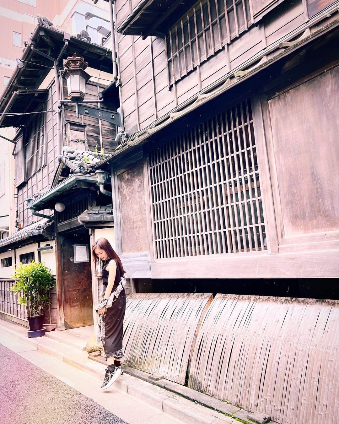 大澤有紗のインスタグラム：「古民家🫶🏻 お散歩で出会ったあったかそうなお家🍑  #古民家 #日本 #古き良き #日本家屋 #築地」