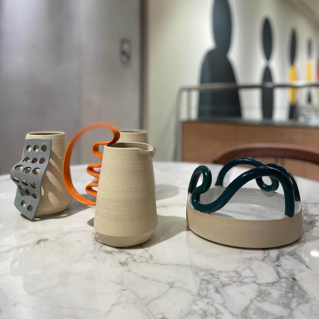 ザ･コンランショップさんのインスタグラム写真 - (ザ･コンランショップInstagram)「. New Exclusive Vase designed by MILO MADE  イギリス・ロンドンにある陶器ブランド@milo.made.ceramics （ミロ メイド）のフラワーベースが入荷しました。 ロンドンのスタジオで1つひとつハンドメイドされたベースは、思わず目を奪われるアーティスティックなデザインが魅力。軽快なシルエットが生き生きとした存在感を放ちます。」6月13日 18時24分 - theconranshop.japan