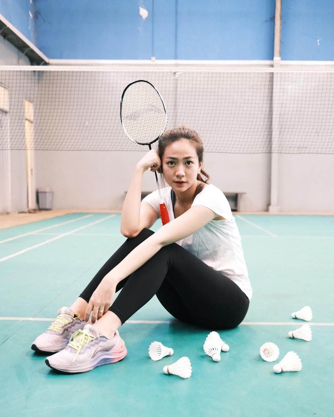 シャニア・ジュニアナタのインスタグラム：「GIVE AWAY TIKET FINAL KAPAL API GROUP INDONESIA OPEN 2023! Mau nonton Kapal Api Group Indonesia Open 2023 tp belum punya tiketnya! Yuk ikutan give away dari Kapal Api!  TNC: 1. Follow @kapalapi_id 2. Tulis di kolom komentar: “Kalau kamu jadi pemain badminton, atlet siapa yang mau kamu lawan dan alasannya” 3. Tag 3 teman kamu dan tambahkan hastag #SerukanSemangatmu 4. 5 Komentar yang menarik akan mendapatkan tiket reguler Final Kapal Api Group Indonesia Open 2023 di Minggu, 18 Juni 2023 4. Pemenang akan diumumkan melalui IGstory @kapalapi_id pada Jumat, 16 Juni 2023 5. Pemenang yang tidak bisa hadir di tanggal yang ditentukan dianggap gugur  *Ayo ikutan, periodenya dari tanggal 13 - 15 Juni 2023!*」