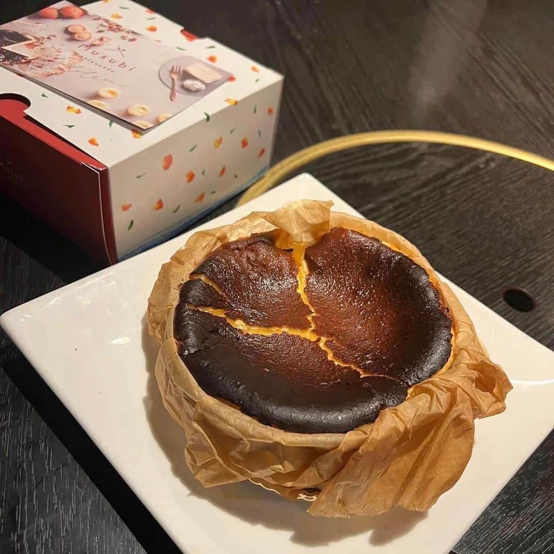 生山裕人さんのインスタグラム写真 - (生山裕人Instagram)「. 生山、またチーズケーキ売ります。  5月に、友人夫婦が営む広島県三原市の大人気『古民家カフェ&カフェ むすび(@musubi_mihara)』のバスクチーズケーキを、地元あべのハルカスで売りました。 （先日、そのカフェにも初めて遊びに行ってきました）  想像以上にたくさんの方に来ていただき、再びアルバイトのオファーが来ました。 （ハードル上げないで）  今度も、またまた生山の地元である天王寺です。  天王寺MIOです。  高校時代に何度訪れたことか…  そんな場所でアルバイトできるなんて感慨深いですね。  【アルバイト日時】 6/22(木)16〜21時   25(日)16〜21時  この2日で働きます。  前回は平日1日のみで 「土日やったら行ったのに〜！」 のお声をいただきましたので、2日間働きます🫡  ちなみに6/25(日)に一緒に働いてくれる方も募集してます！  11:00〜21:00の間で可能な方。 （特に14:00〜21:00歓迎）  アルバイト希望の方は、生山までDMください。  またたくさんの方にお会いできるのを楽しみにしております！！  マジで美味しいんで後悔させません。  るんっ。  #チーズケーキ #バスクチーズケーキ #広島 #広島カフェ #三原 #三原カフェ #スイーツ #ケーキ #天王寺 #天王寺MIO #天王寺スイーツ」6月13日 18時26分 - ikuyaman130