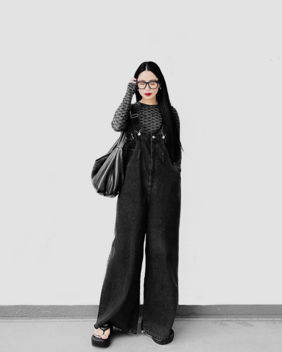 lve_xxxxのインスタグラム：「. . ｼｱｰﾄｯﾌﾟｽでもやっかし 暑い🫠  でも真夏もこの格好になるんよ。  え？ 7.8月… あたし、大丈夫かな？とずっと 己を、心配しとる←  #wear更新  .」