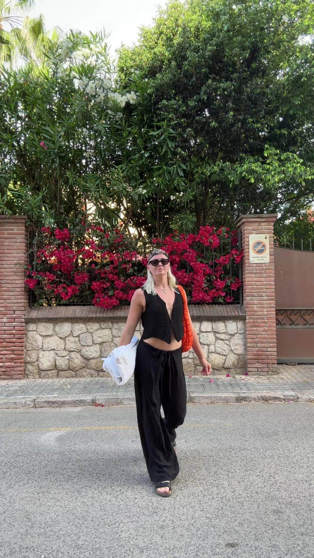 オリヴィア・スマートのインスタグラム：「Linen trousers, headscarfs and this @cosstores bag all summer long 🖤」