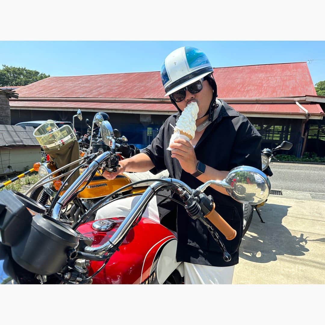 佐田正樹のインスタグラム：「梅雨の合間に。  金目たらふく食って牧場のバカデカソフト食らった。  アーメン。」
