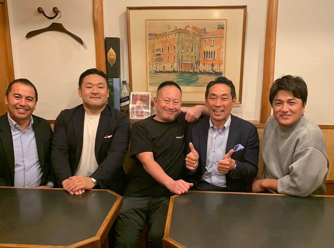 高橋由伸のインスタグラム：「大学時代のチームメイトとの会食後の一枚。独身時代はほぼ毎日一緒に夜な夜なゴハンしてました。久しぶりの集合でしたが、歳は取れども心はすぐにあの頃に戻れる仲間達です。（真ん中は蕎麦屋やってる先輩ですね）  #チームメイト #慶大野球部 #九段下の蕎麦屋 #膳」