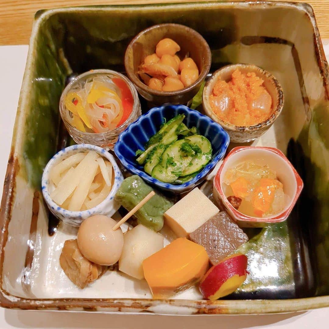 のインスタグラム：「ひさびさに昼飲み〜♥ ⁡ ⁡ 大学の同級生とコロナ禍以降、 数年ぶりの再会。 ⁡ ⁡ そういえば、この日は娘たちの 習い事の送迎がない貴重な日！ ⁡ ⁡ というわけで、美味しい和食と 昼間っからビール🍺 ⁡ ⁡ ランチの後は海までドライブして、 たくさんおしゃべりもして、 生きてるって楽しい！と思えた1日。 ⁡ ⁡ #アナウンサー　#フリーアナウンサー　#桑原麻美　#話し方講師　#マナー講師　#アラフィフ　#ワーママ　#共感ボイス　#司会　＃ナレーター　#ランチ　#和食　#海」