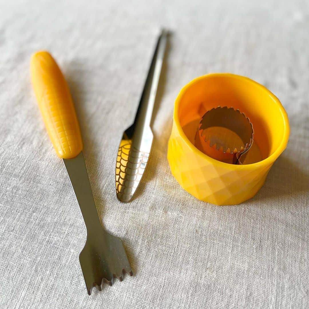 212 KITCHEN STOREさんのインスタグラム写真 - (212 KITCHEN STOREInstagram)「【旬をいただこう】 『とうもろこし🌽グッズ』 ━━━━━━━━━━━━━━ とうもろこし🌽が美味しい季節です！ となれば、活躍してくれるのが、専用グッズたち。 今日は、オススメグッズをいくつかご紹介します。  ▪️コーンカッター粒とーる クルクル回すだけで、ポロポロ簡単にとれちゃいます。  ▪️粒取り名人 とうもろこしの粒を1列づつとることができます。  ▪️ スゴ切れ とうもろこしカッター とうもろこしの粒が3列づつとることができます。  自分にあったグッズで、とうもろこしを美味しくいただいて下さい。  ちなみに、せっかちな私のオススメは〝粒とーる〟です😊  　 ※在庫が流動的なため、欠品の場合がございます。 ※一部、お取り扱いのない店舗がございます。  ▼ストアリンクはプロフィールから! @212_kitchen_store ━━━━━━━━━━━━━━ #212kitchenstore#212キッチンストア#212kitchen#212キッチン#粒とーる#コーンカッター#粒取り名人#スゴ切れ#とうもろこしカッター#とうもろこし🌽」6月13日 18時39分 - 212_kitchen_store