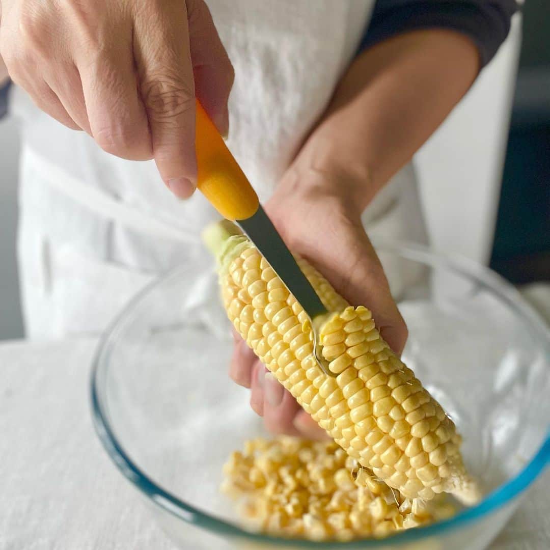 212 KITCHEN STOREさんのインスタグラム写真 - (212 KITCHEN STOREInstagram)「【旬をいただこう】 『とうもろこし🌽グッズ』 ━━━━━━━━━━━━━━ とうもろこし🌽が美味しい季節です！ となれば、活躍してくれるのが、専用グッズたち。 今日は、オススメグッズをいくつかご紹介します。  ▪️コーンカッター粒とーる クルクル回すだけで、ポロポロ簡単にとれちゃいます。  ▪️粒取り名人 とうもろこしの粒を1列づつとることができます。  ▪️ スゴ切れ とうもろこしカッター とうもろこしの粒が3列づつとることができます。  自分にあったグッズで、とうもろこしを美味しくいただいて下さい。  ちなみに、せっかちな私のオススメは〝粒とーる〟です😊  　 ※在庫が流動的なため、欠品の場合がございます。 ※一部、お取り扱いのない店舗がございます。  ▼ストアリンクはプロフィールから! @212_kitchen_store ━━━━━━━━━━━━━━ #212kitchenstore#212キッチンストア#212kitchen#212キッチン#粒とーる#コーンカッター#粒取り名人#スゴ切れ#とうもろこしカッター#とうもろこし🌽」6月13日 18時39分 - 212_kitchen_store