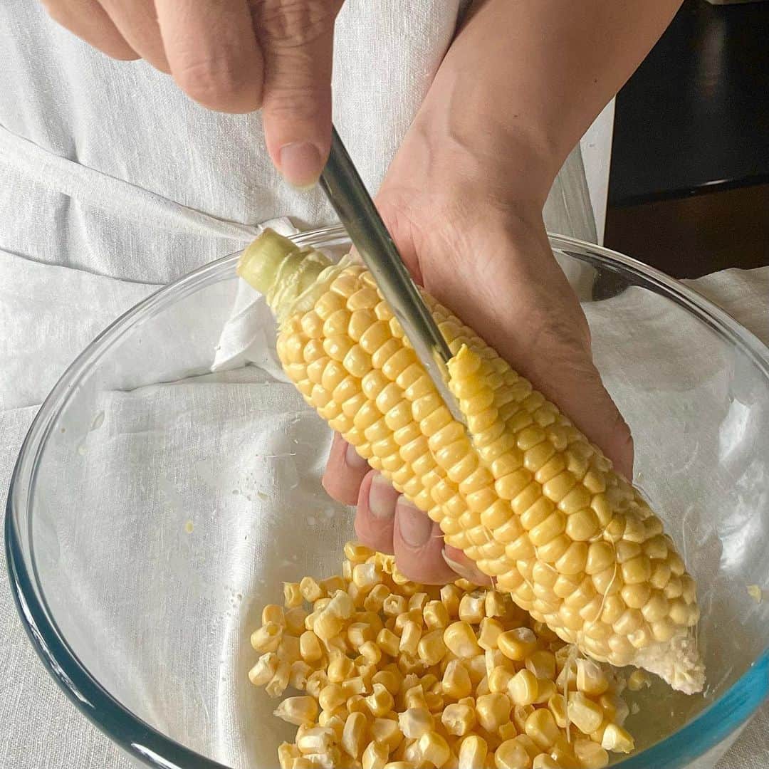 212 KITCHEN STOREさんのインスタグラム写真 - (212 KITCHEN STOREInstagram)「【旬をいただこう】 『とうもろこし🌽グッズ』 ━━━━━━━━━━━━━━ とうもろこし🌽が美味しい季節です！ となれば、活躍してくれるのが、専用グッズたち。 今日は、オススメグッズをいくつかご紹介します。  ▪️コーンカッター粒とーる クルクル回すだけで、ポロポロ簡単にとれちゃいます。  ▪️粒取り名人 とうもろこしの粒を1列づつとることができます。  ▪️ スゴ切れ とうもろこしカッター とうもろこしの粒が3列づつとることができます。  自分にあったグッズで、とうもろこしを美味しくいただいて下さい。  ちなみに、せっかちな私のオススメは〝粒とーる〟です😊  　 ※在庫が流動的なため、欠品の場合がございます。 ※一部、お取り扱いのない店舗がございます。  ▼ストアリンクはプロフィールから! @212_kitchen_store ━━━━━━━━━━━━━━ #212kitchenstore#212キッチンストア#212kitchen#212キッチン#粒とーる#コーンカッター#粒取り名人#スゴ切れ#とうもろこしカッター#とうもろこし🌽」6月13日 18時39分 - 212_kitchen_store
