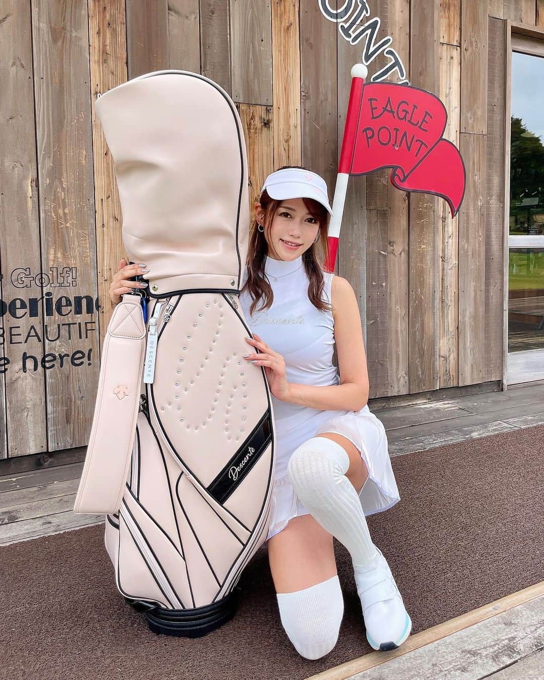 ISHIIYUKIKOさんのインスタグラム写真 - (ISHIIYUKIKOInstagram)「キャディバッグを新調したよ〜🩷 @descentegolf.jp   甘過ぎない大人っぽい抑えめのピンク🥰 軽いけど収納力ばっちり🙆‍♀️⭕️  キャディバッグと合わせて、ちょい甘めコーデ♡ ウェアも、もちろんデサント🥰  たまには甘めコーデもいいなぁ🍭  #ゴルフ #ゴルフ女子 #golf #golfgirls  #골프 #골프스타그램  #高尔夫 #golfswing  #韓国スタイル #ゴルフウェア #ゴルフコーデ #デサントゴルフ #キャディバッグ」6月13日 18時41分 - ishii_yukiko