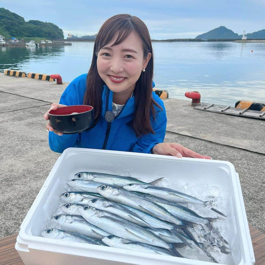 清水玲のインスタグラム：「・ ・  6月9日のTHE TIME, 列島中継担当しました🐟  日南市のトビウオを材料にした麺料理、 その名も『魚（ぎょ）うどん』をご紹介しました😌  地元のお母さんたち 通称「うみっこかぁちゃん」の皆さんが トビウオを手作業で捌いてすり身にし、 専用の器具を使って麺にします🍜  うどんと同様3分ほど茹でれば完成！  日南市では給食として登場するほど 地元の皆さんに定着し愛されています😌  うどんと比べてプリッとした歯応え、 そしてすり身にすることで トビウオの甘み旨みが感じられて とっても美味しかったです☺️💕  あごだしの効いたスープは しょうゆと生姜の風味が感じられて、 麺との相性も抜群でした🙆‍♀️✨  トビウオを麺にもスープにも 丸ごと使った『魚うどん』🐟 ぜひ一度ご賞味くださいね♪  #宮崎#宮崎放送#MRT#アナウンサー #TBS#THETIME#列島中継 #日南市#トビウオ#魚うどん #うみっこかあちゃん」