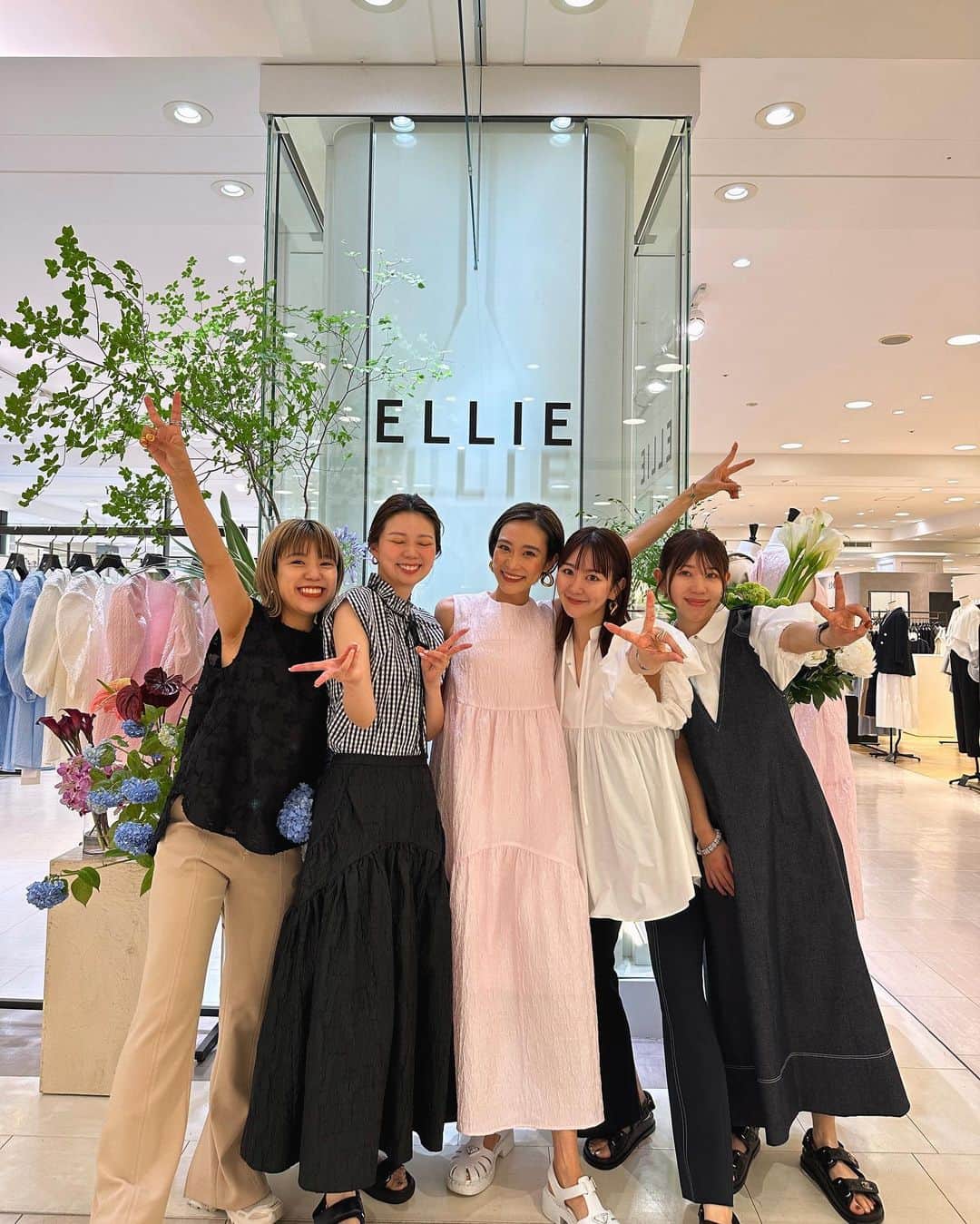 のインスタグラム：「. 遅ればせながら名古屋の投稿💓  名古屋POPUPが無事終了致しました☺️💓 皆さんの沢山の名古屋でPOPUPしてください❣️ というお声からやっと実現出来たNAGOYAPOPUP。  いつもはオンラインのみなので こうして皆様に実際手に取って頂き お洋服や生地、デザインをお褒めのお言葉をいただき 本当に嬉しかったです✨✨ ありがとうございます😭💓💓  今回台風の影響もあり、行けなかったー😭 とメッセージも沢山頂きましたが、 また名古屋でPOPUPしたいなと思っているので 是非その際にお会いできたら嬉しいです❣️  台風の中お越し頂いた皆様、 お仕事帰りに足を運んで頂いた皆様、 お休みの日にご来店くださった皆様、 リモショピでご購入くださった皆様 本当ーーにありがとうございました😭🥰🥰❣️  そして素敵なお花を飾ってくれたあかねさん @camelsflower , 名古屋高島屋屋の方々、 本当に何から何までありがとうございました🥰  大好きなELLIEスタッフ、 いつも一緒に楽しんでくれてありがとう❣️❣️  あーあっという間の4日間やった…🥹💓 本当にありがとうございました❣️  #ellie_jp」