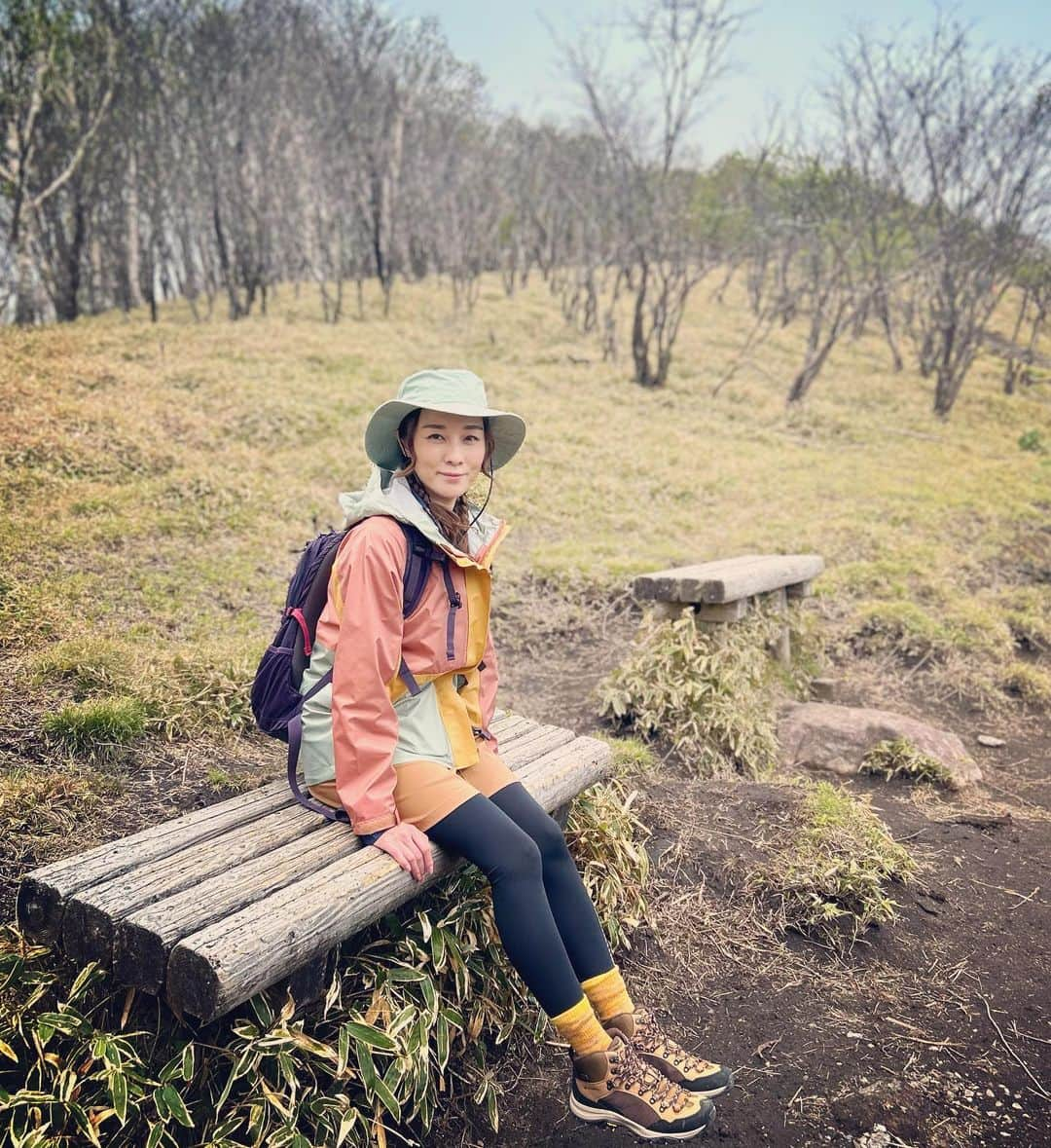 伊藤歩さんのインスタグラム写真 - (伊藤歩Instagram)「★出演情報★  「そこに山があるから」 BS朝日にて6月14日(水)22:30〜23:00放送  SPゲストとして初登場します！ 登るのは、日本百名山にも数えられる名峰、群馬県の赤城山。標高1,828mの黒檜山（くろびさん）を主峰に、駒ヶ岳などからなるカルデラ湖を含む、複成火山です。 　 登った日の赤城山はちょうどツツジが見頃で、登山口から稜線まで、トウゴクミツバツツジやゴヨウツツジなど様々な種類のツツジを眺めることができました。 　 駒ヶ岳からは関東平野が一望でき、赤城山最大のカルデラ湖である大沼が眼前に広がります。大沼は２万数千年前に噴火した火口に水がたまって湖になったそう。 　 そして、急勾配を登ってたどり着いた赤城山の主峰、黒檜山からは谷川岳、武尊山、燧ケ岳、日光白根山、男体山など数々の山々を望むことができました。 　 赤城山（あかぎやま） 群馬県・前橋市 標高　1,828m  ぜひ、ご覧ください⛰️💓」6月13日 18時46分 - ayumi__ito