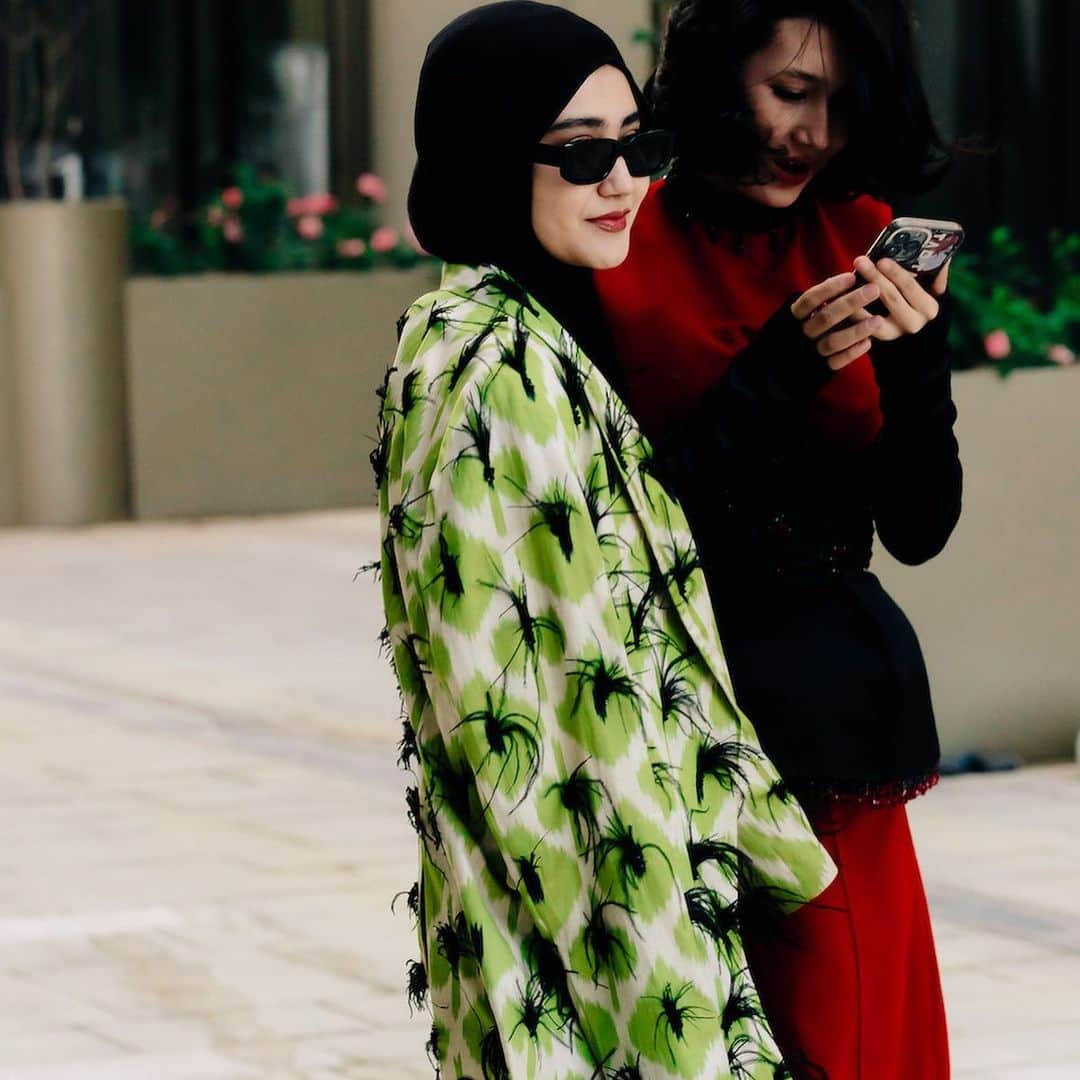 WWDジャパンさんのインスタグラム写真 - (WWDジャパンInstagram)「ファッション・ウイーク・スナップ：ウズベキスタン初のファッション・ウイーク来場者が面白い　伝統衣装をストリート風に着る  「ビザ・ファッション・ウイーク・タシケント（Visa Fashion Week Tashkent）」が5月にウズベキスタンの首都タシケントで開催された。同国でファッション・ウイークが開かれるのは今季が初。会場は今春オープンしたインターコンチネンタル・ホテル・タシケント（Intercontinental Hotel Tashkent）で、同国のモード好きや隣国カザフスタンから渡航した来場者で活気に満ち溢れた2日間となった。  オフランウエイで特徴的だったのは、伝統衣装を現代風に解釈した装いだ。“チャパン”と呼ばれる着物風の民族衣装や、伝統的なカザフ文様を手刺しゅうと草木染めで施した生地を使ったベストを、ストリート風に着こなしていた。ブランドでは、カザフスタンで最も影響力があるブランド「ディルドラ カシモヴァ（DILDORA KASIMOVA）」や、若者から高い人気を誇る「ニゴラ ハシモヴァ（NIGORA HASHIMOVA）」の着用率が高かった。ビーズをふんだんに使った、シャンデリア風のピアスやヘッドピースといったエスニックなジュエリーも特徴的だった。  全画像は @wwd_jp プロフィールのリンクから  PHOTO：DARREL HUNTER  #visafashionweektashkent#visafashionweektashkent2023#fashionweek#ファッションウィーク#tashkent#Uzbekistan#uzbekistanfashion#ウズベキスタン#タシケント#fashionphotography#fashionsnap#コーディネート#コーデ#スナップ#DILDORAKASIMOVA#NIGORAHASHIMOVA」6月13日 18時48分 - wwd_jp