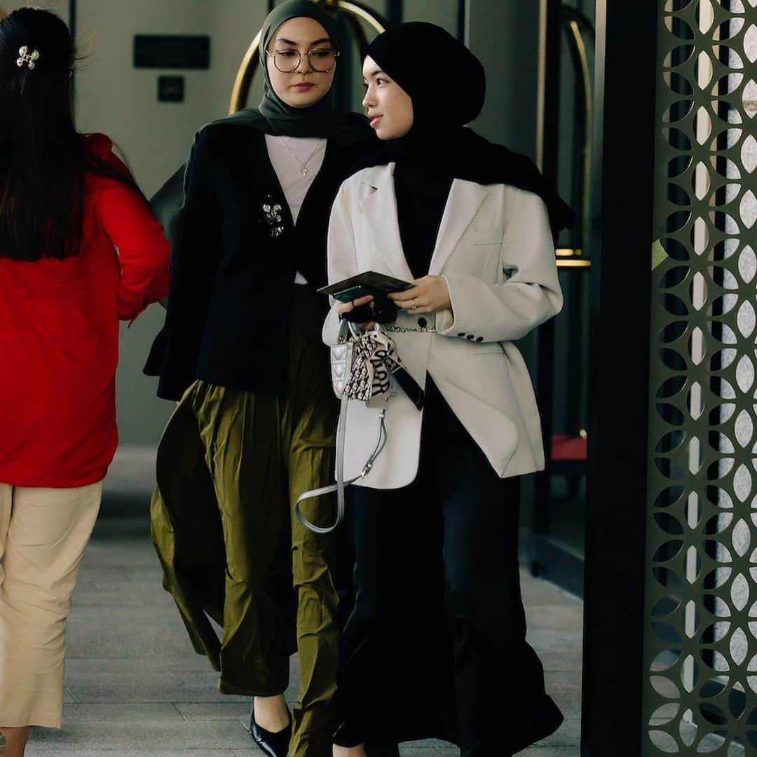 WWDジャパンさんのインスタグラム写真 - (WWDジャパンInstagram)「ファッション・ウイーク・スナップ：ウズベキスタン初のファッション・ウイーク来場者が面白い　伝統衣装をストリート風に着る  「ビザ・ファッション・ウイーク・タシケント（Visa Fashion Week Tashkent）」が5月にウズベキスタンの首都タシケントで開催された。同国でファッション・ウイークが開かれるのは今季が初。会場は今春オープンしたインターコンチネンタル・ホテル・タシケント（Intercontinental Hotel Tashkent）で、同国のモード好きや隣国カザフスタンから渡航した来場者で活気に満ち溢れた2日間となった。  オフランウエイで特徴的だったのは、伝統衣装を現代風に解釈した装いだ。“チャパン”と呼ばれる着物風の民族衣装や、伝統的なカザフ文様を手刺しゅうと草木染めで施した生地を使ったベストを、ストリート風に着こなしていた。ブランドでは、カザフスタンで最も影響力があるブランド「ディルドラ カシモヴァ（DILDORA KASIMOVA）」や、若者から高い人気を誇る「ニゴラ ハシモヴァ（NIGORA HASHIMOVA）」の着用率が高かった。ビーズをふんだんに使った、シャンデリア風のピアスやヘッドピースといったエスニックなジュエリーも特徴的だった。  全画像は @wwd_jp プロフィールのリンクから  PHOTO：DARREL HUNTER  #visafashionweektashkent#visafashionweektashkent2023#fashionweek#ファッションウィーク#tashkent#Uzbekistan#uzbekistanfashion#ウズベキスタン#タシケント#fashionphotography#fashionsnap#コーディネート#コーデ#スナップ#DILDORAKASIMOVA#NIGORAHASHIMOVA」6月13日 18時48分 - wwd_jp