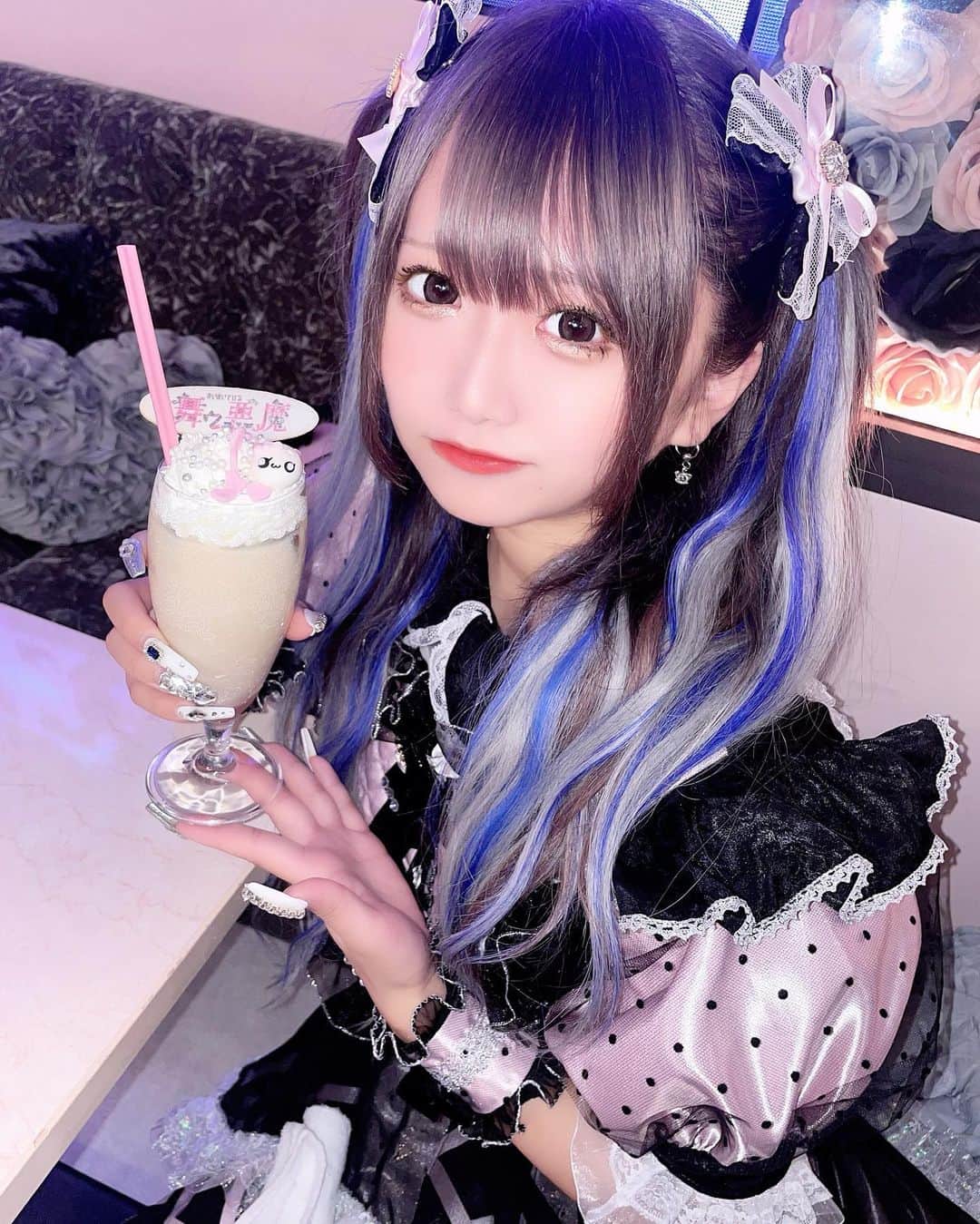 のインスタグラム：「ピンクってやっぱ可愛いなあ、、🩷🩷 . . まいでび @maidevi_official 2周年おめでとうございます🩷🖤 . . #コンカフェ #コンカフェ嬢 #cosplay #cosplaygirl #japanesegirl #japanesecosplay #自撮り #自撮り界隈 #コスプレイヤー #セルカ #インナーカラー ー#メイド #歌舞伎町 #셀카 #셀카놀이 #얼스타그램 #코디 #코디스타그램 #地雷系女子 #地雷女  #いいね返し #いいねした人全員フォローする  #隠せないヲタク #隠せないをたく #ジラジョ #青メッシュ」