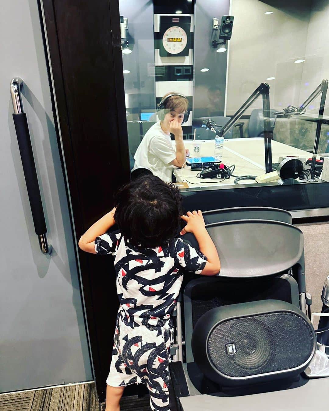 滝川クリステルのインスタグラム：「ラジオの収録中📻 ごくたまに息子を連れていくのですが、仕事現場も和やかになります。 仕事と分かっているのか、いつものように走り回らず大人しくしてくれているのがありがたい😂 #サウージサウダージ #毎週日曜日１７時から #jwave」