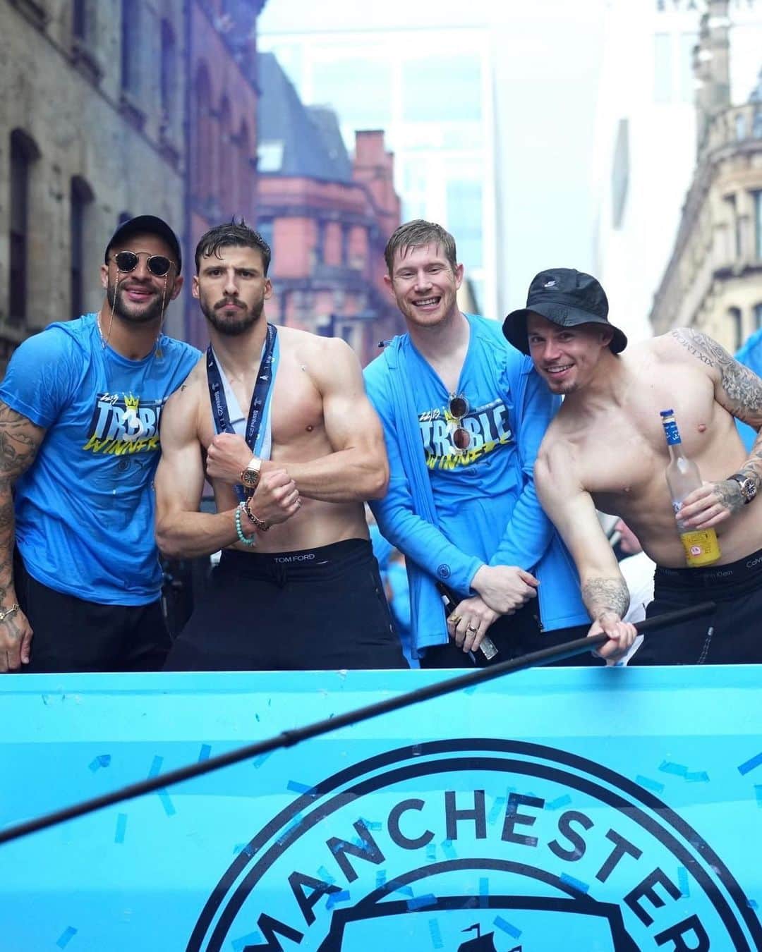 カイル・ウォーカーのインスタグラム：「That was some trophy parade 🏆 📸」