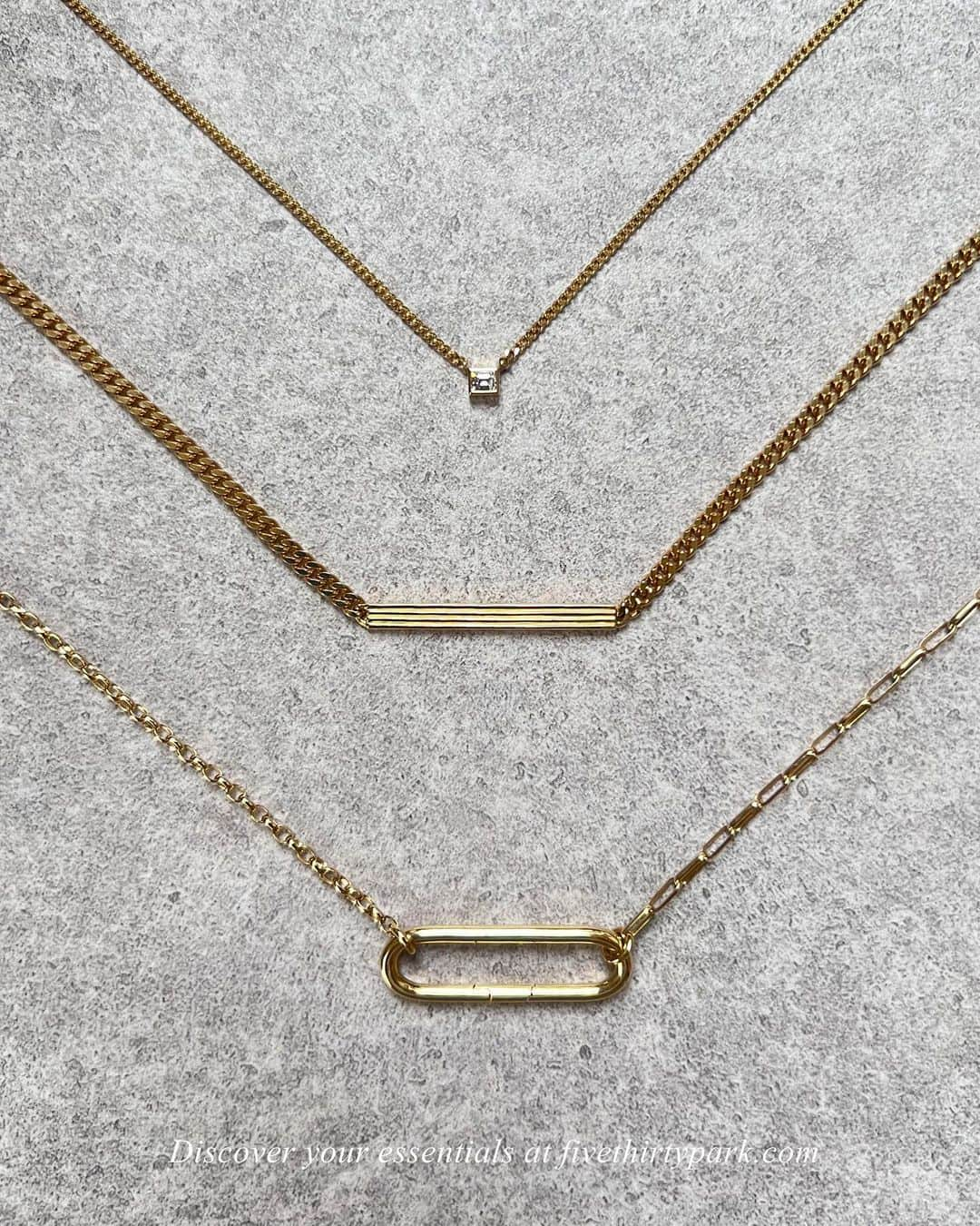 アーカーのインスタグラム：「Discover our necklaces collection at fivethirtypark.com   Curb Chain Baguette Diamond Necklace NSEW ID Necklace and Long Oval Link Necklace  #530park #fivethirtypark  #mensjewelry #unisexjewelry  #unisex #GenderNeutralJewelry #jewelry #finejewelry  #ファイブサーティパーク #ユニセックスジュエリー」