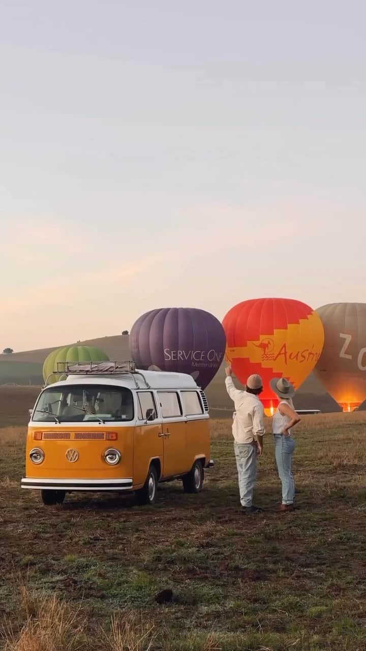 Australiaのインスタグラム：「Can we please start every morning like this? 🙏🏻🥺 Today, we’re joining our mates @75vibes_ on a sunrise flight with @globalballooningaustralia over #Victoria’s stunning #YarraValley. Only an hour from Narrm (@visitmelbourne), jaw-dropping views like this one are as common here as the world-class wineries in the region - think @balgownieestate, @debortoliwines, @oakridgewines and @_tarrawarra_ to name just a few! 🥂   🎥 @75vibes_ with @globalballooningaustralia   📍: @yarravalleydandenongranges, #Victoria - home to the Wurundjeri people.   #seeaustralia #comeandsaygday #visitvictoria #visitmelbourne #yarravalley」