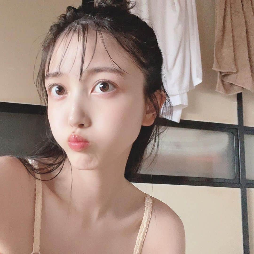 久保史緒里さんのインスタグラム写真 - (久保史緒里Instagram)「. 写真集発売まであと1ヶ月。 だんだんと完成へと近づいております… 東北の素晴らしさが伝わりますように。 山形県天童市で出逢った歩兵を添えて。 天童市は将棋の駒が有名です。 少しずつオフショットや撮影のお話もしていけたら…☺︎ #交差点」6月13日 19時00分 - kubo.shiori.official