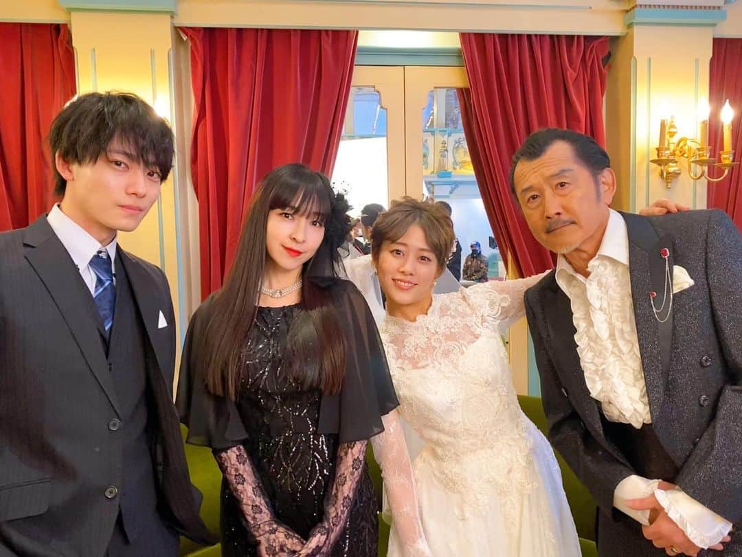 unknownのインスタグラム：「. ┼─ 　　　　　　　─┼  #unknown  最終回 　　今日よる9時❗️ ┼─ 　　　　　　　─┼  🧛‍♀️闇原家 集合ショット🧛‍♂️  サステナブルに生きている 笑顔が絶えない吸血鬼ファミリー❤️  🔹TVerで８話見逃し配信中！ 　tver.jp/series/sr4wj28k63  #高畑充希 #井上祐貴 #麻生久美子 #吉田鋼太郎 #吸血鬼取説 #不老不死は #FANTASY！ #鏡に映らないのは #FANTASY！！ #血を飲まないと死ぬのは #REALITY！！！ #間違えないで血ょ🩸」