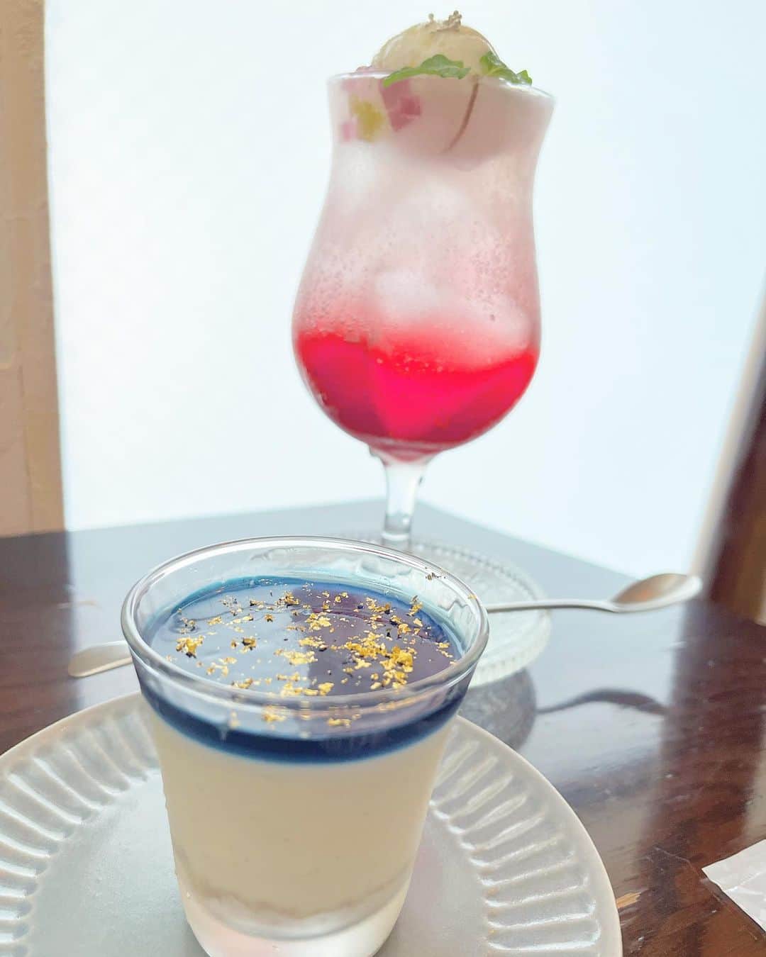 兼田恵さんのインスタグラム写真 - (兼田恵Instagram)「「旅する喫茶」に行ってきました✨  以前、行こうとしたら並んでて諦めたのだけど今回は一番乗りで潜入🔍  クリームソーダって可愛いよねぇ💕 季節限定の紫陽花カラーのクリームソーダ！ チキンカレーはスパイスきいてるけどまろやかで辛口無理な私でもいけたよ🍛  レトロで可愛いお店でございました♡  #旅する喫茶 #高円寺 #高円寺カフェ #tabisurukissa #koenji #koenjicafe」6月13日 19時05分 - earl_megu